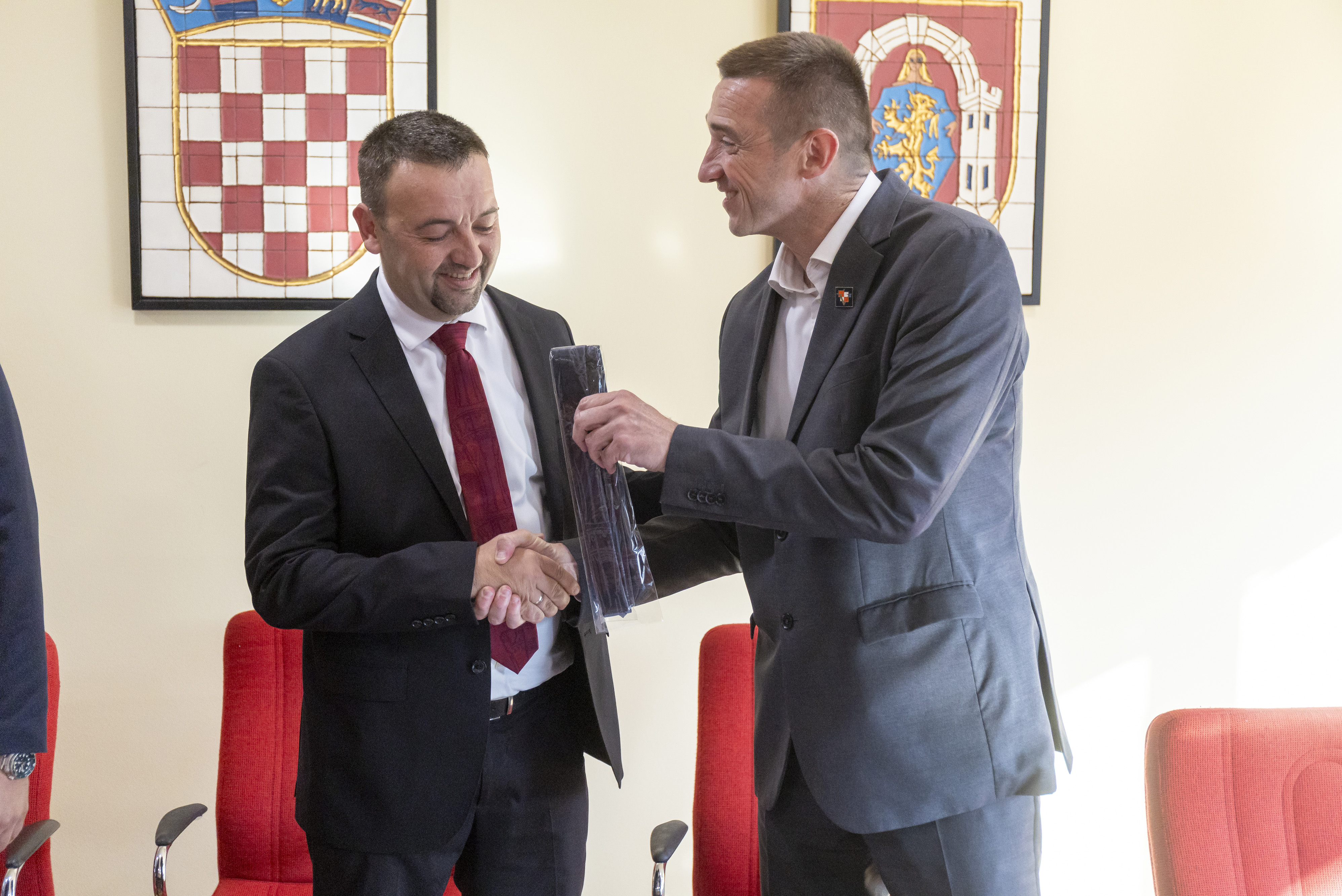 06.06.2025., Vukovar - Sluzbena primopredaja vlasti izmedju dosadasnjeg gradonacelnika Vukovara Ivana Penave i novoizabranog gradonacelnika Vukovara Marijana Pavliceka. Marijan Pavlicek, Ivan Penava Photo: Davor Javorovic/PIXSELL