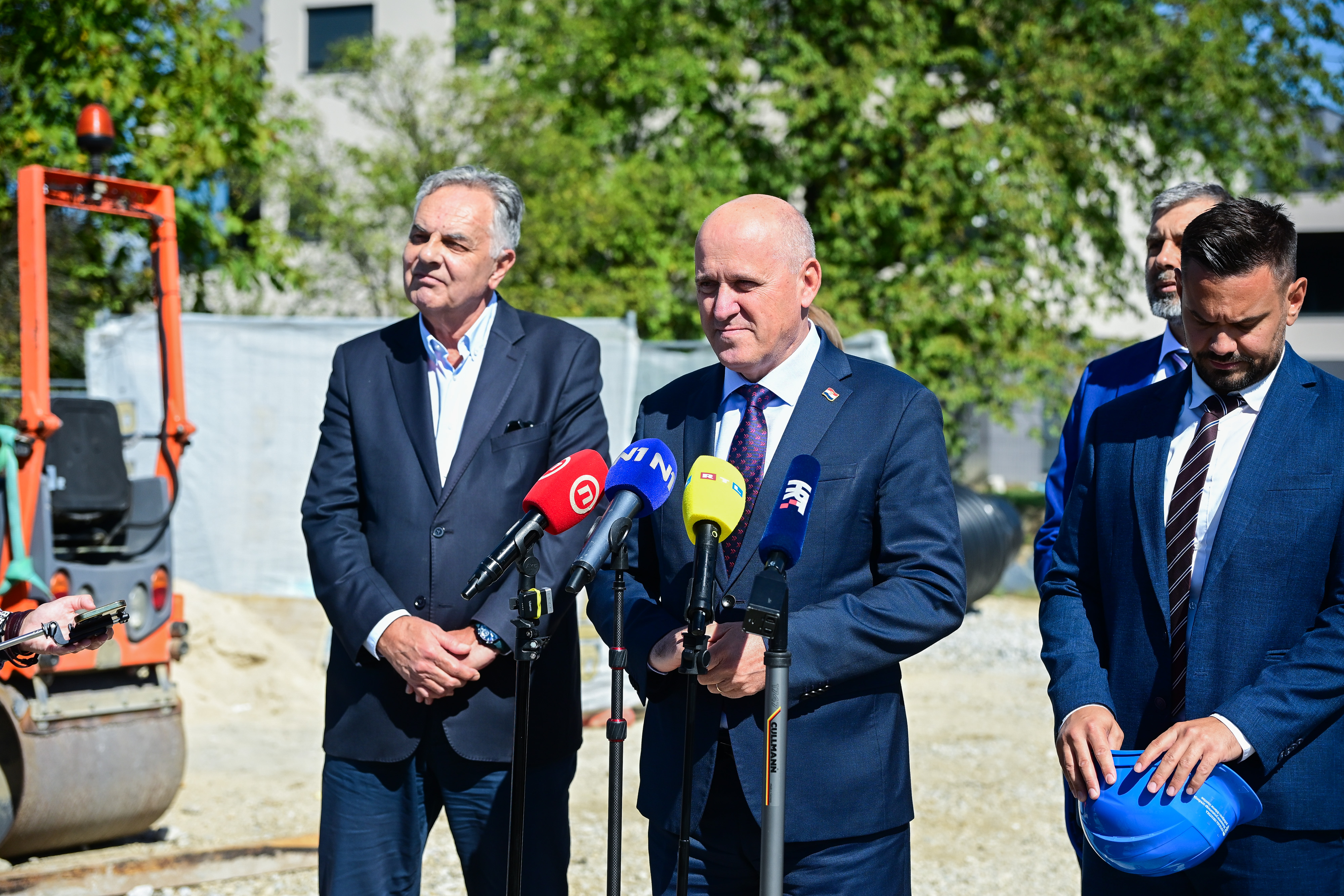 23.09.2026., Zagreb - Branko Bacic u pratnji ravnatelja APN-a Dragana Hristova i suradnika obisao je lokaciju Fioliceva-Rastocka ulica namijenjenu stambenom zbrinjavanju zasticenih najmoprimaca u Zagrebu. Photo: Lucija Ocko/PIXSELL