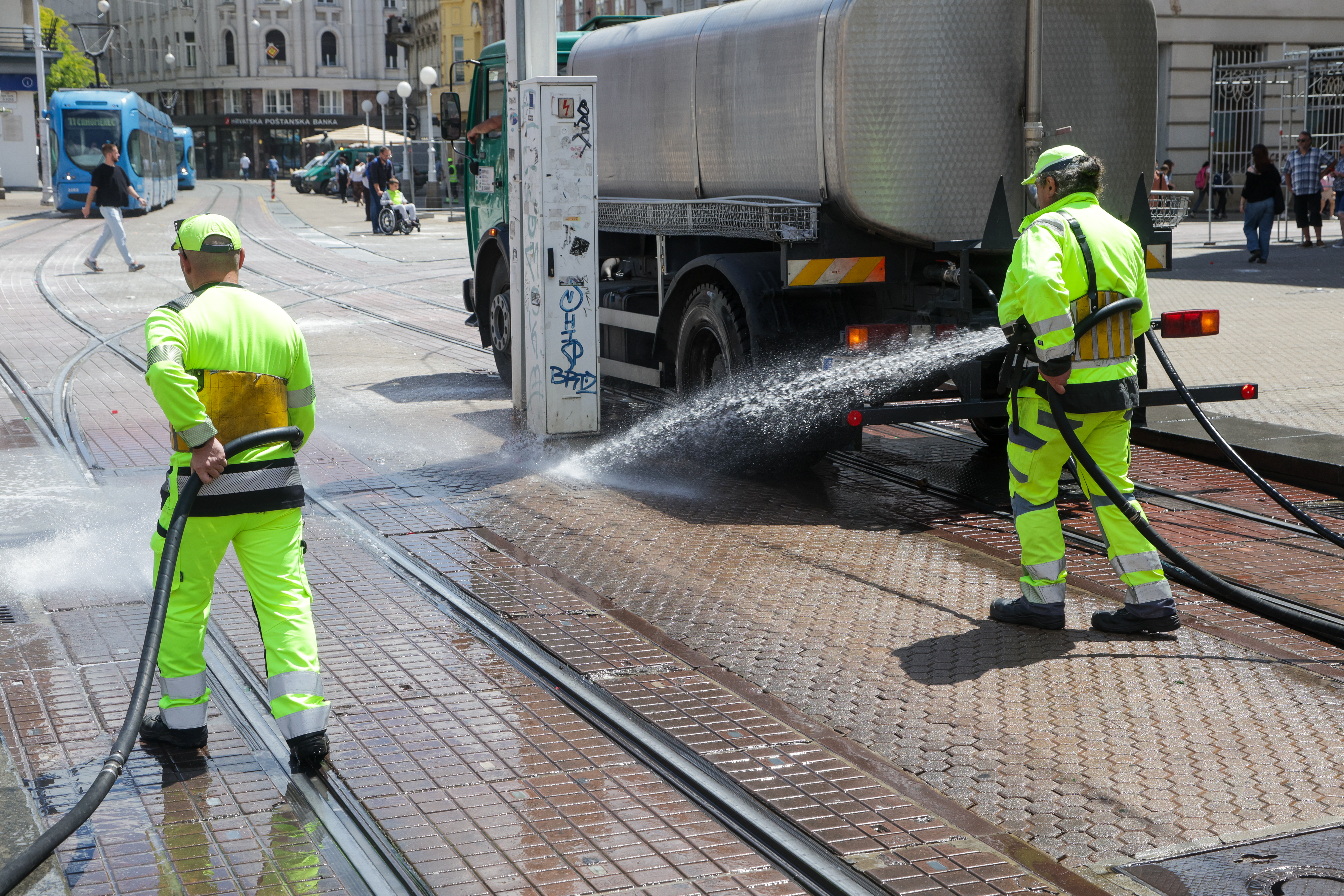 Nakon slavlja zagrebackih maturanata, radnici cistoce ubrzo su krenuli sa ciscenjem Trga. Photo: Marko Seper/PIXSELL