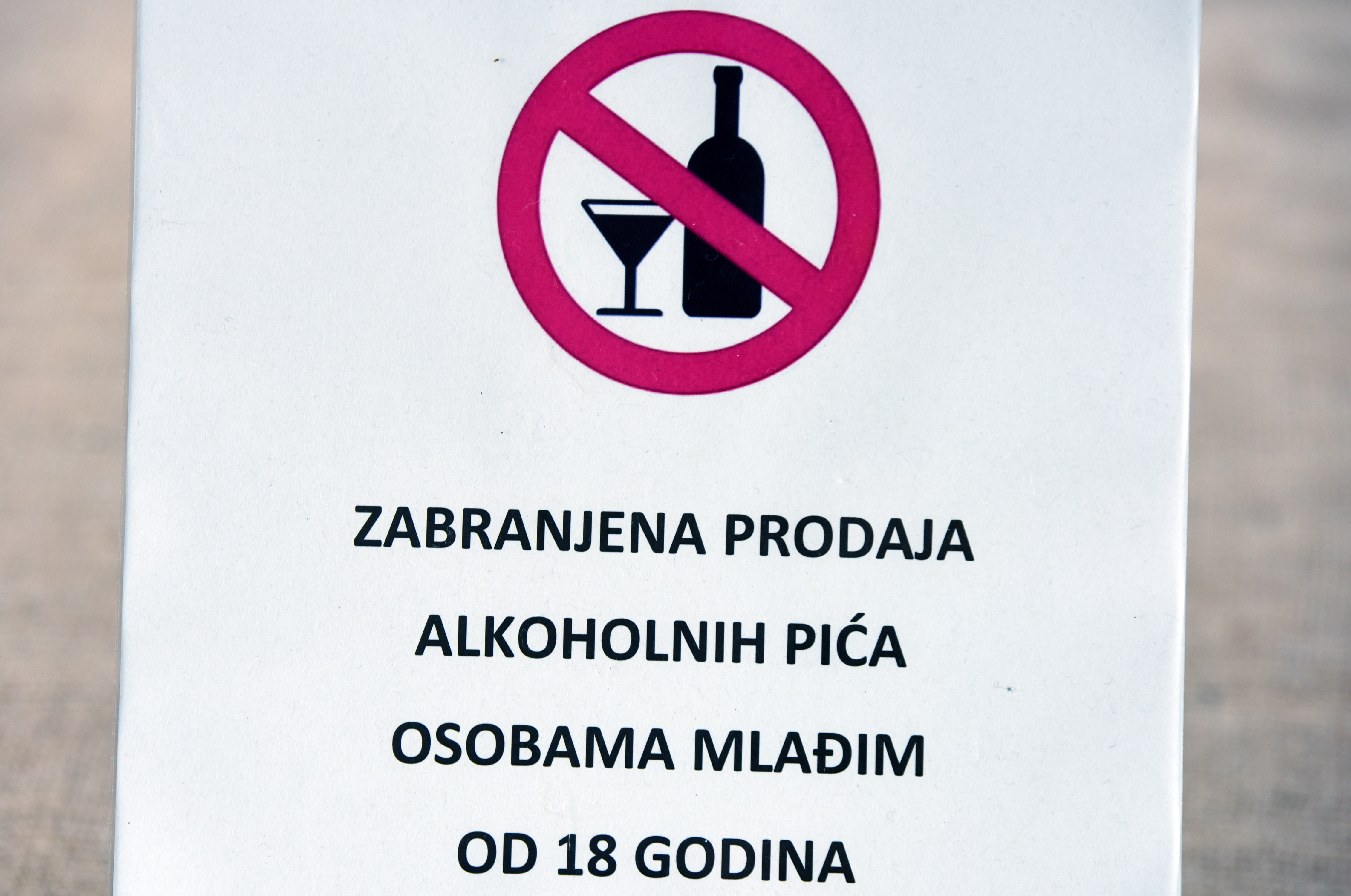 25.05.2015., Sibenik - Znak zabrane prodaje alkohola osobama mladjim od 18 godina. "nPhoto: Hrvoje Jelavic/PIXSELL