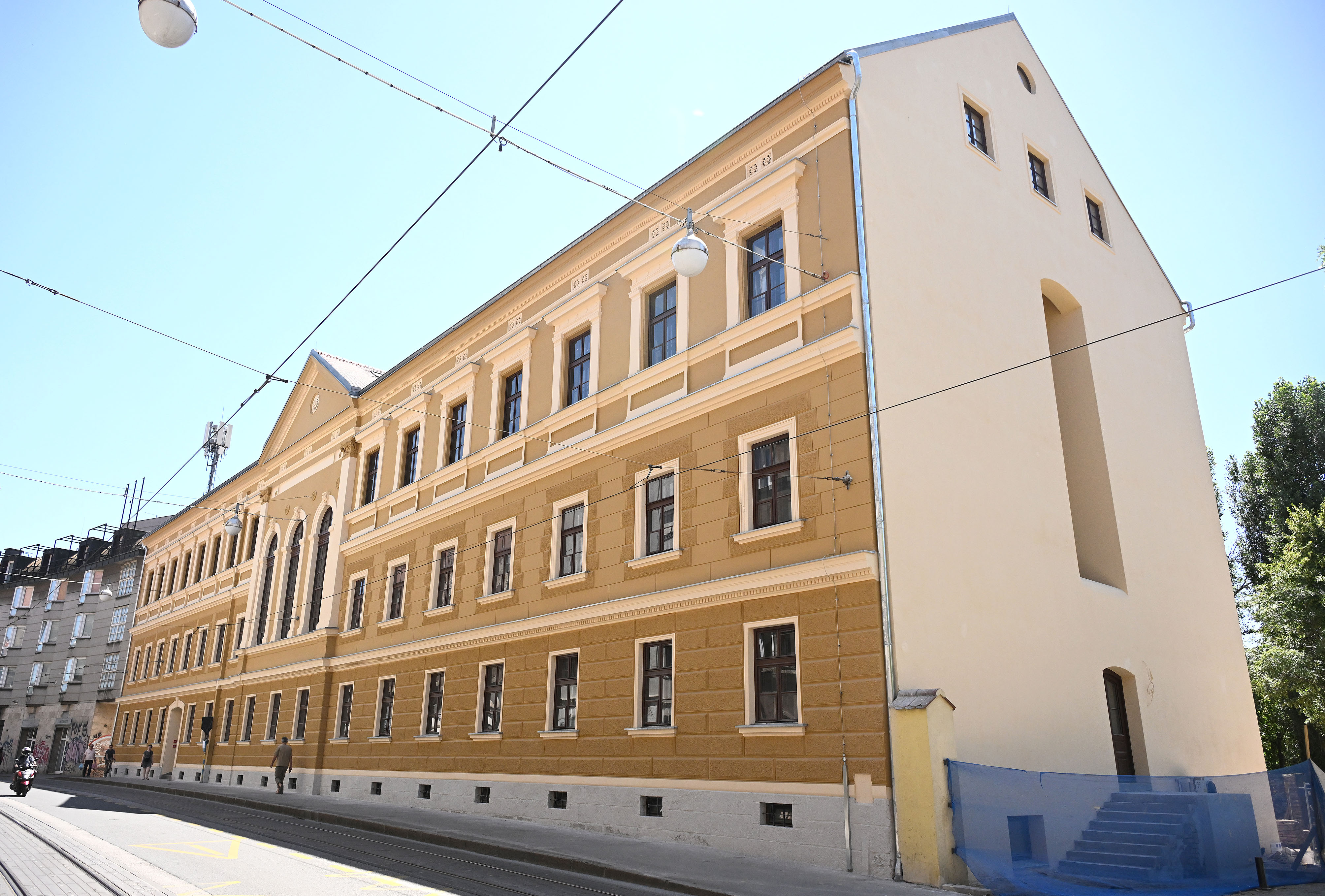 Zgrada Centra za odgoj i obrazovanje Slava Raskaj u Ilici 83 sagradjena je na mjestu prijasnje gradjevine koju su koristile sestre milosrdnice za bolnicu, rodiliste i primaljsko uciliste. Marko Lukunic/PIXSELL