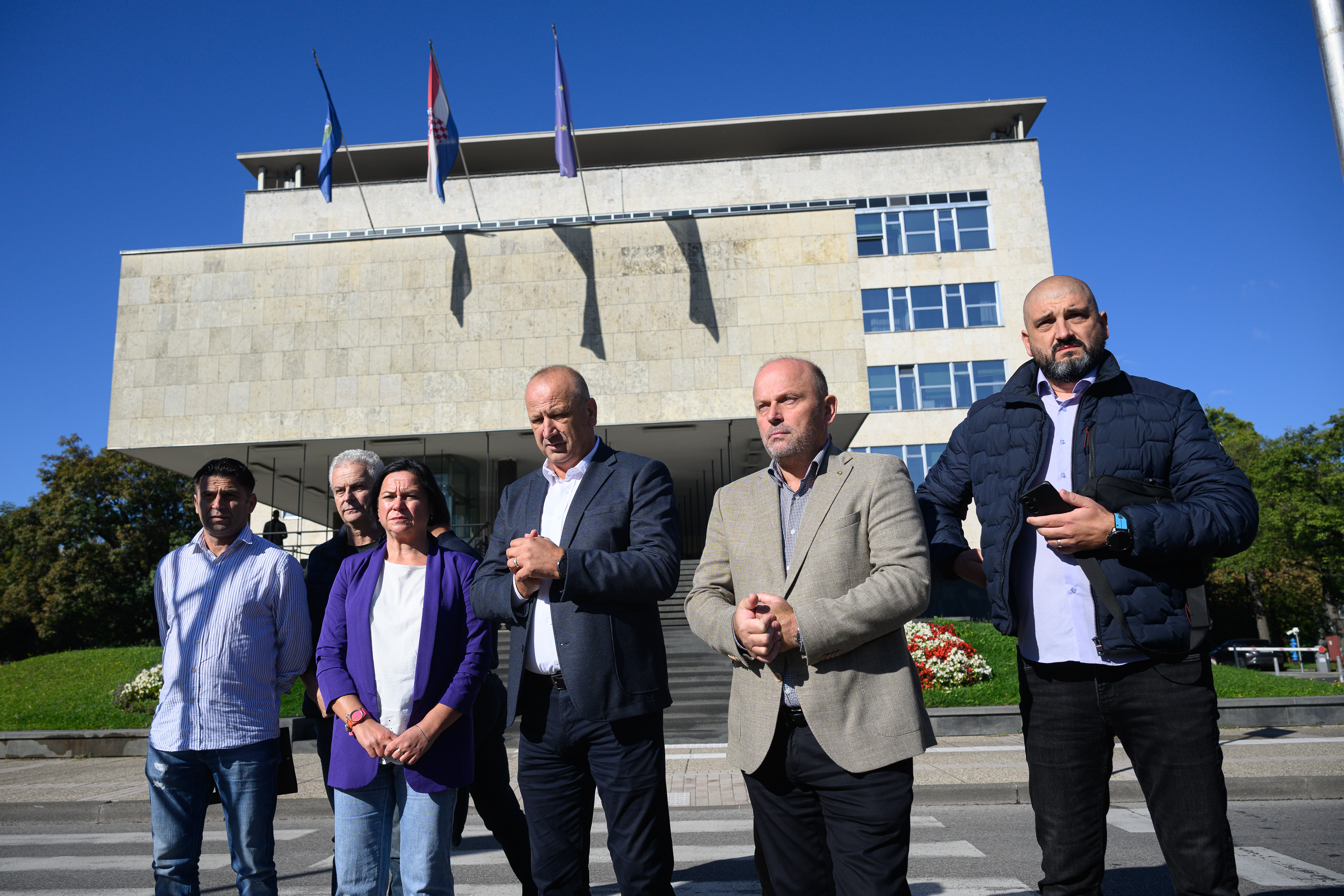 Konferencija za medije reprezentativnih sindikata ZET-a i Holdinga ispred gradske uprave na Trgu Stjepana Radica. Mumin Hodzic, Goran Vucemilovic, Sandra Crnkovic, Vladimir Jozic, Drazen Jovic. Photo: Davor Puklavec/PIXSELL