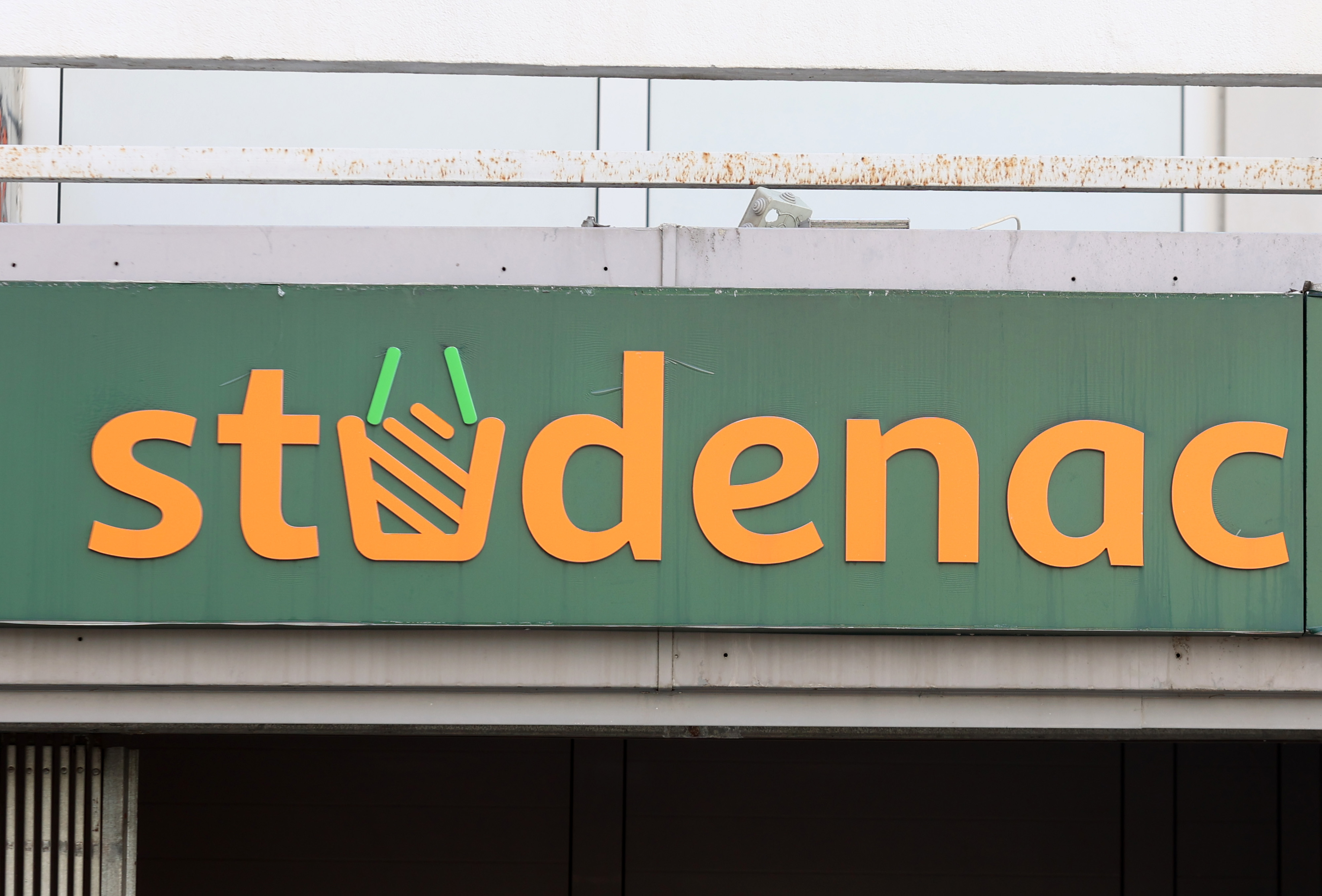 Tvrtka Studenac podnijela je zahtjev za otvaranje predstecajnog postupka, cime je pokrenut postupak radi uredjenja odnosa s vjerovnicima i stvaranja uvjeta za nastavak poslovanja. Prodavaonice Studenca u Sibeniku Photo: Dusko Jaramaz/PIXSELL
