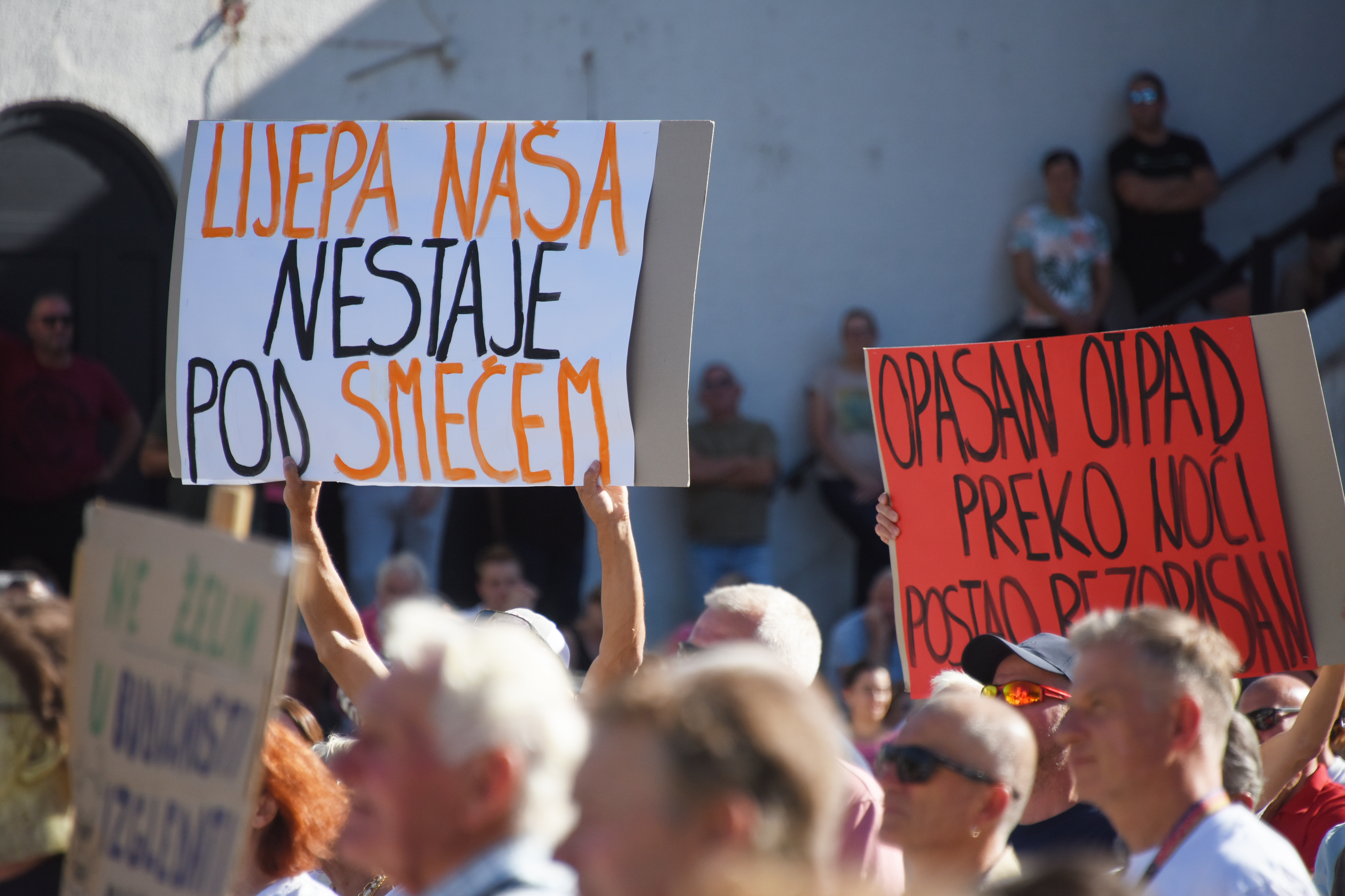 Prosvjed u Rasi, a protiv otpada iz Like, koji uskoro stize u cementaru Holcim u Koromacnom. Photo: Sasa Miljevic/PIXSELL