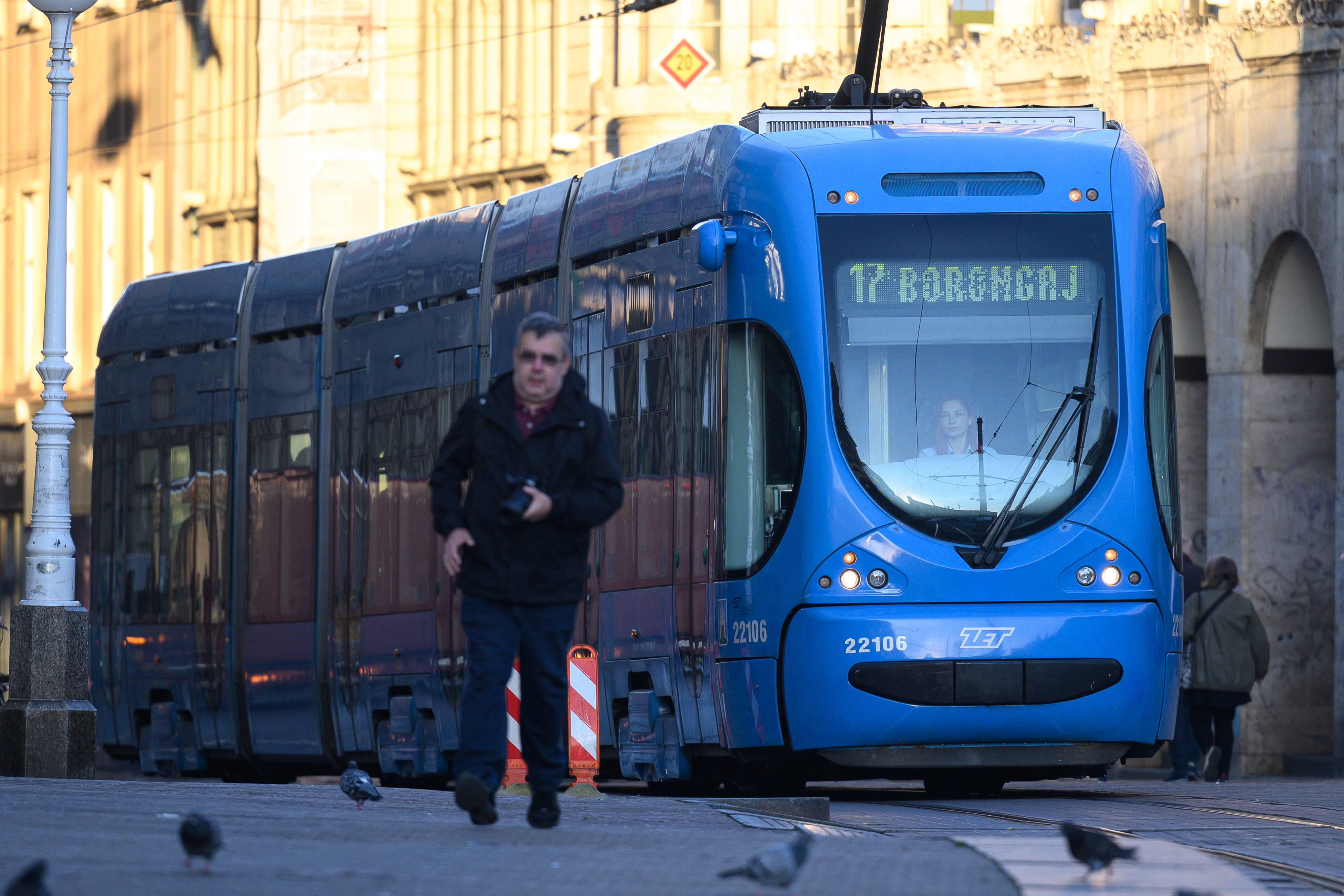 29.09.2026., Zagreb - Atmosfera u centri grada na drugi dan strajka radnika ZET-a i Zagrebackog holdinga. Vozacica tramvaja br. 17 nije u strajku i prevozi zahvalne gradjane. Photo: Davor Puklavec/PIXSELL