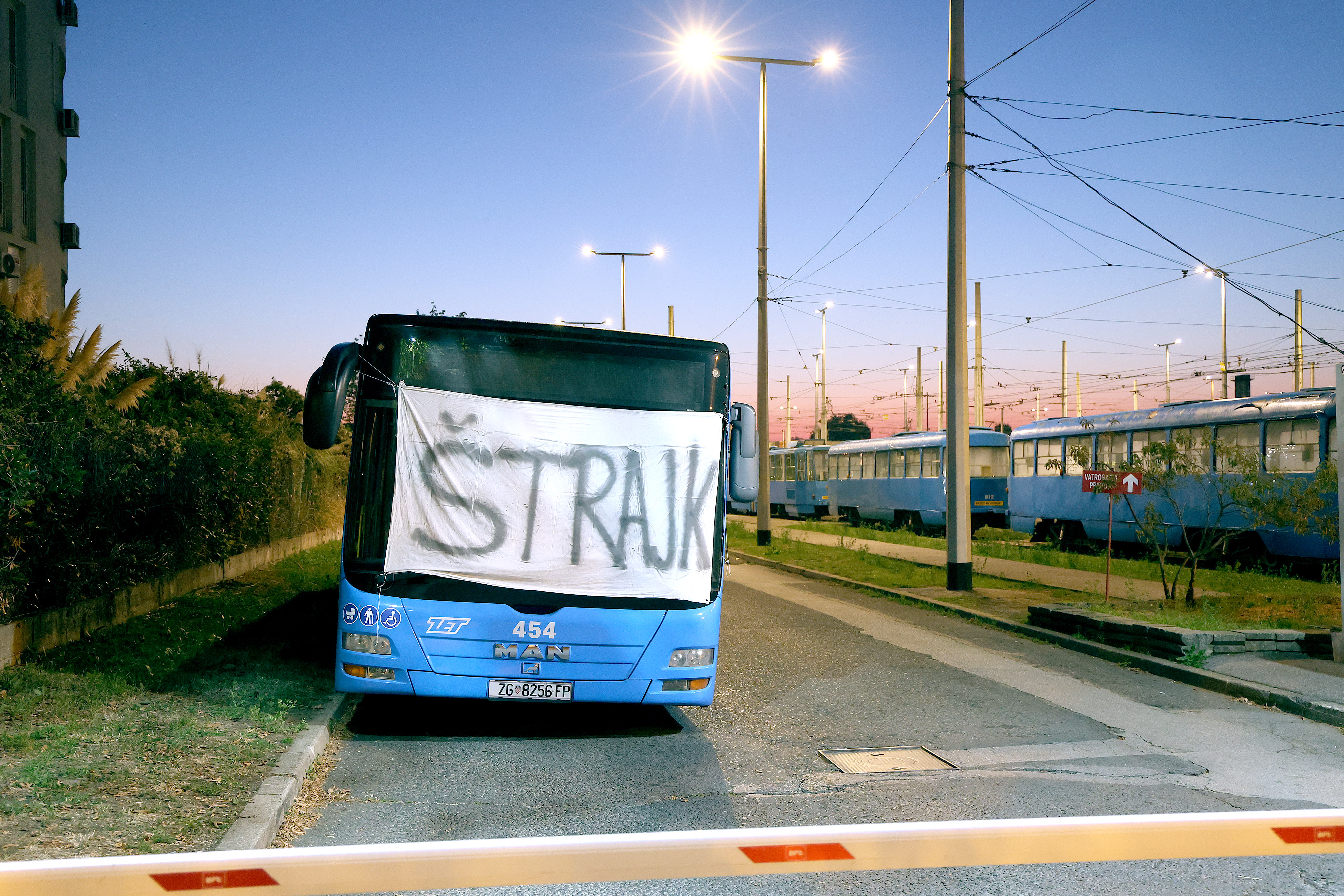 28.09.2026., Zagreb - Jutros je poceo strajk radnika ZET-a i Holdinga. Javni gradski prijevoz ne vozi. Tramvaji i autobusi ostali u spremistima. Photo: Patrik Macek/PIXSELL