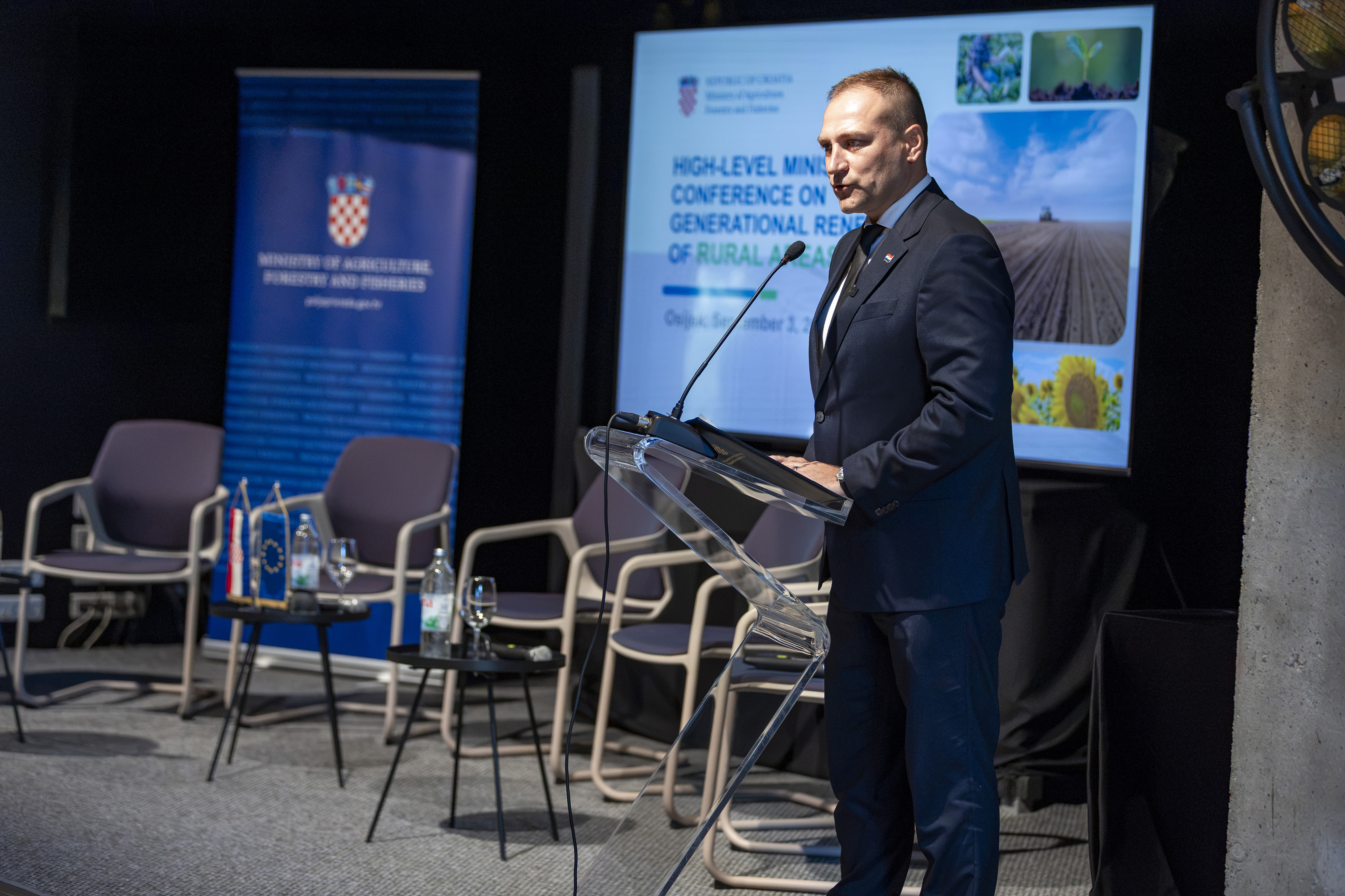 Ministarstvo poljoprivrede, sumarstva i ribarstva na medjunarodnoj konferenciji o generacijskoj obnovi ruralnih podrucja okupilo je domace i sudionike iz deset europskih drzava te UN-ove organizacija za prehranu i poljoprivredu