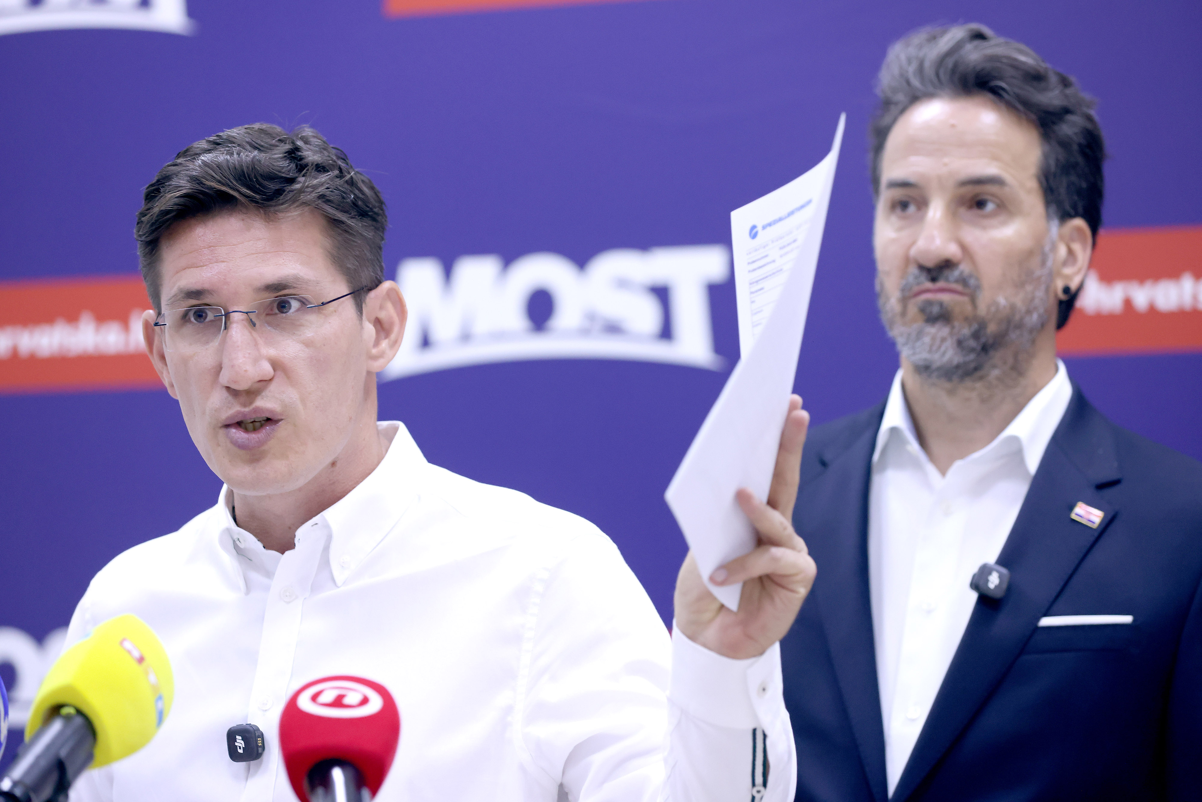 Na konferencija za medije odrzanoj u sjedistu stranke zastupnici Mosta Zvonimir Troskot i Marin Miletic govorili su o temi "Most ima nalaze koji potvrdjuju odlaganje opasnog otpada na jos jednoj lokaciji u Lici". Photo: Patrik Macek/PIXSELL