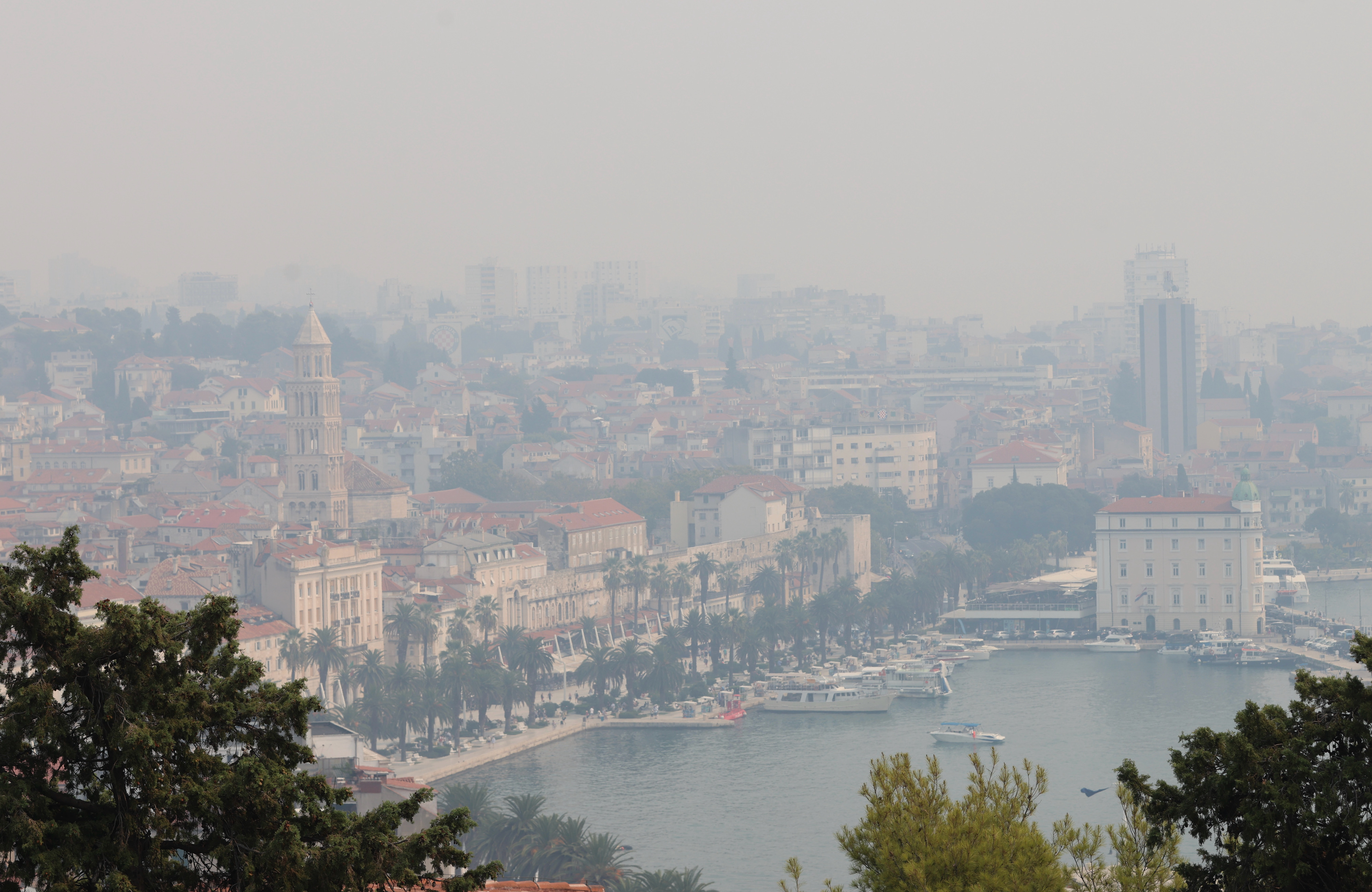 Velik dio srednje Dalmacije danas je prekrivwn dimnom zvjesom. Photo: Ivo Cagalj/PIXSELL