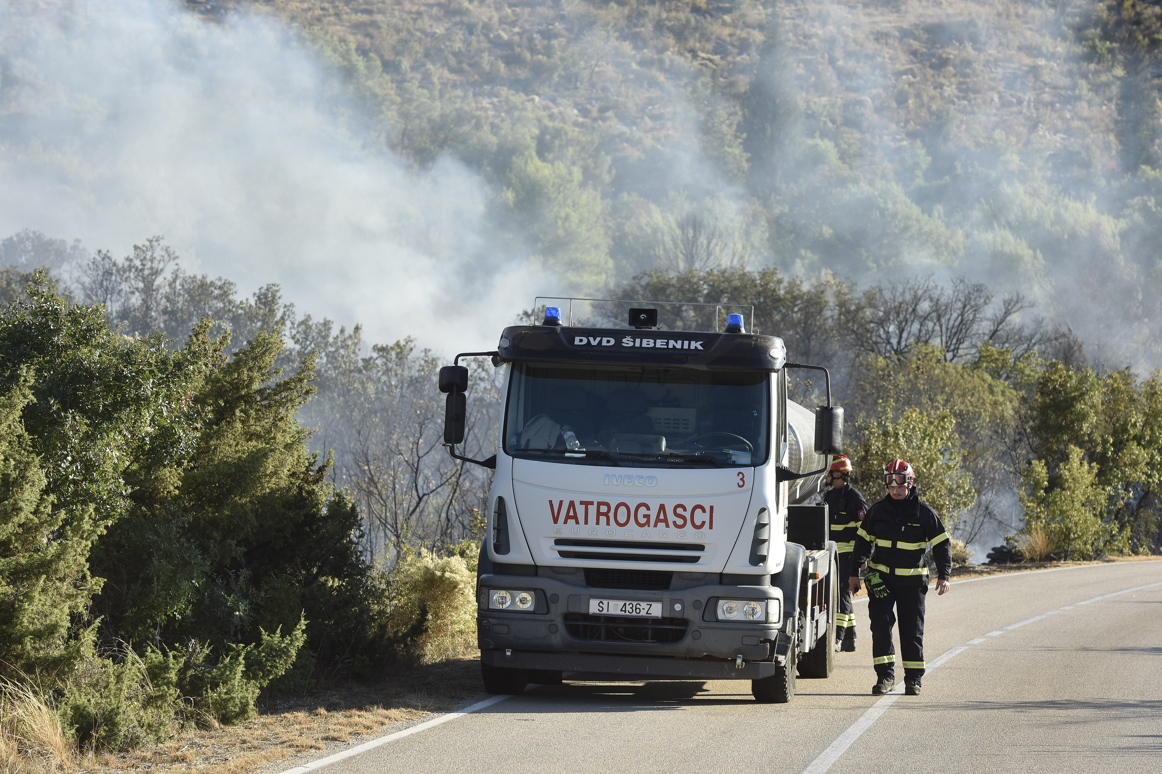 Požar brdskog podrucja gase kanaderi i kopnene snage i ne prijeti kucama. Photo: Hrvoje Jelavic/PIXSELL