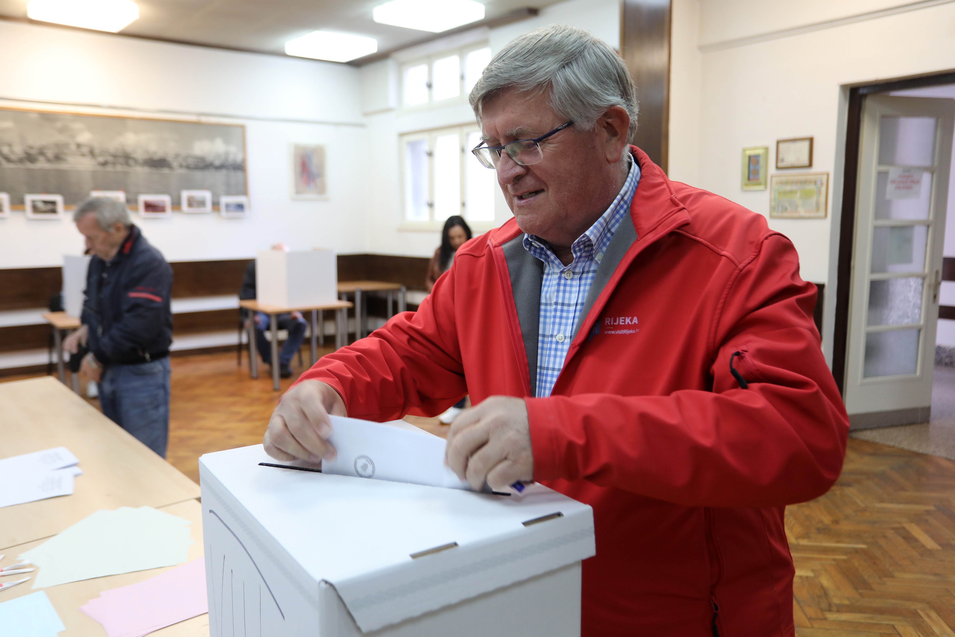 Kandidat koalicije Rijeke pravde u VIII izbornoj jedinici Vojko Obersnel glasovao je na birackom mjestu u Mjesnom odboru Pecine. Photo: Goran Kovacic/PIXSELL
