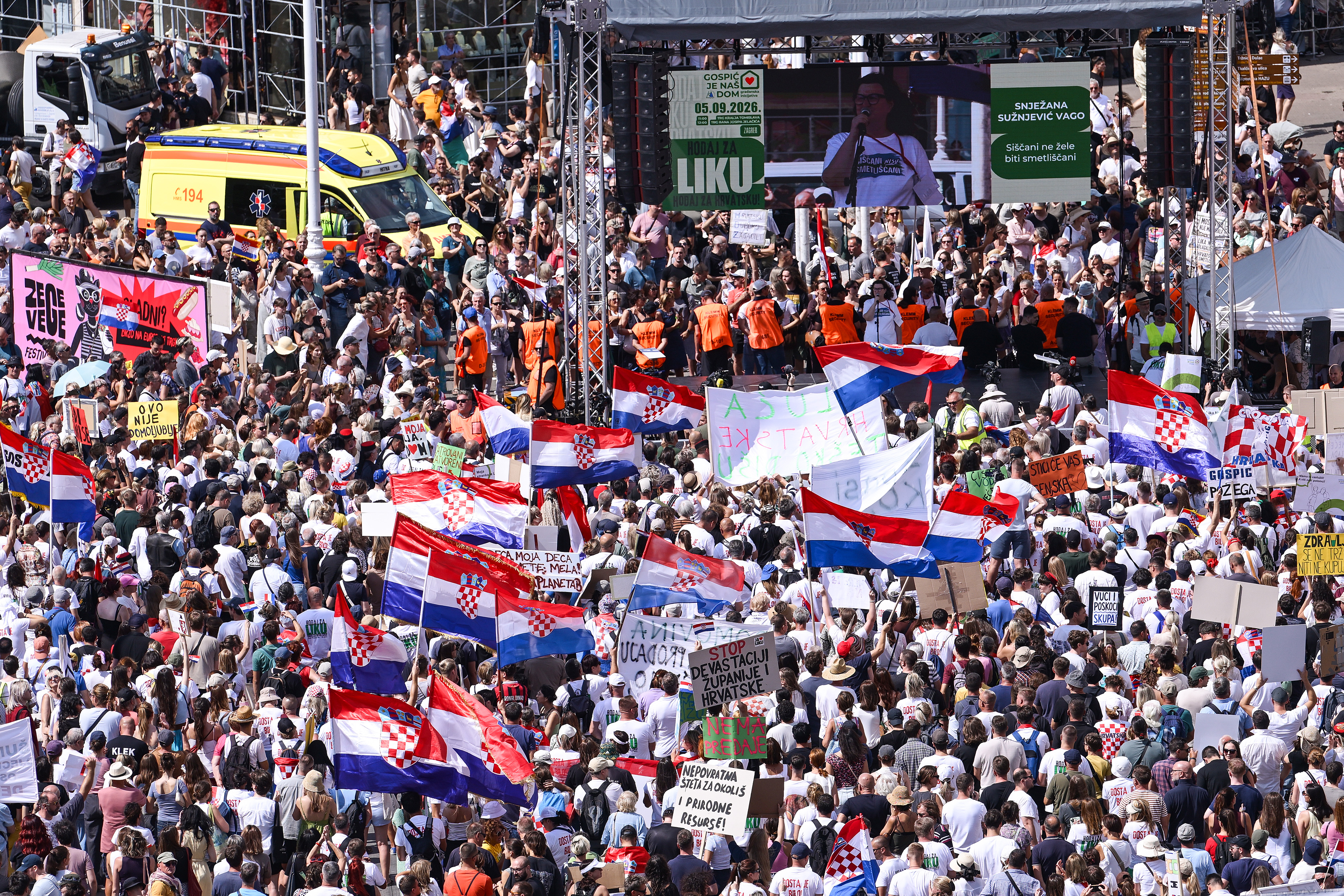 Okupljanje prosvjednika Hodaj za Liku, hodaj za Hrvatsku, kojim organizatori zele upozoriti na problem desetaka tisuca tona opasnog otpada odlozenog na podrucju Gospica Photo: Igor Soban/PIXSELL