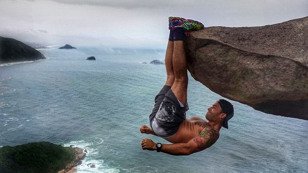 2F6390C600000578-3360578-Terrifying_Luis_Fernando_Candela_worked_out_his_stomach_muscles_-a-3_1450256276995