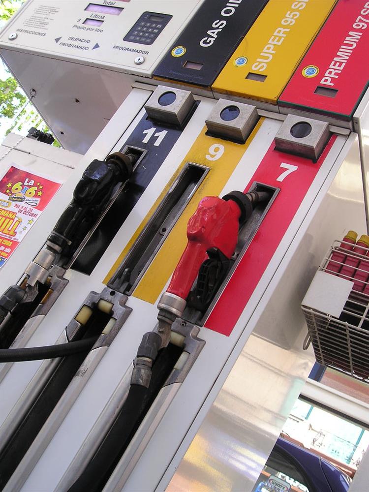 3 Morgue File benzinska krupno