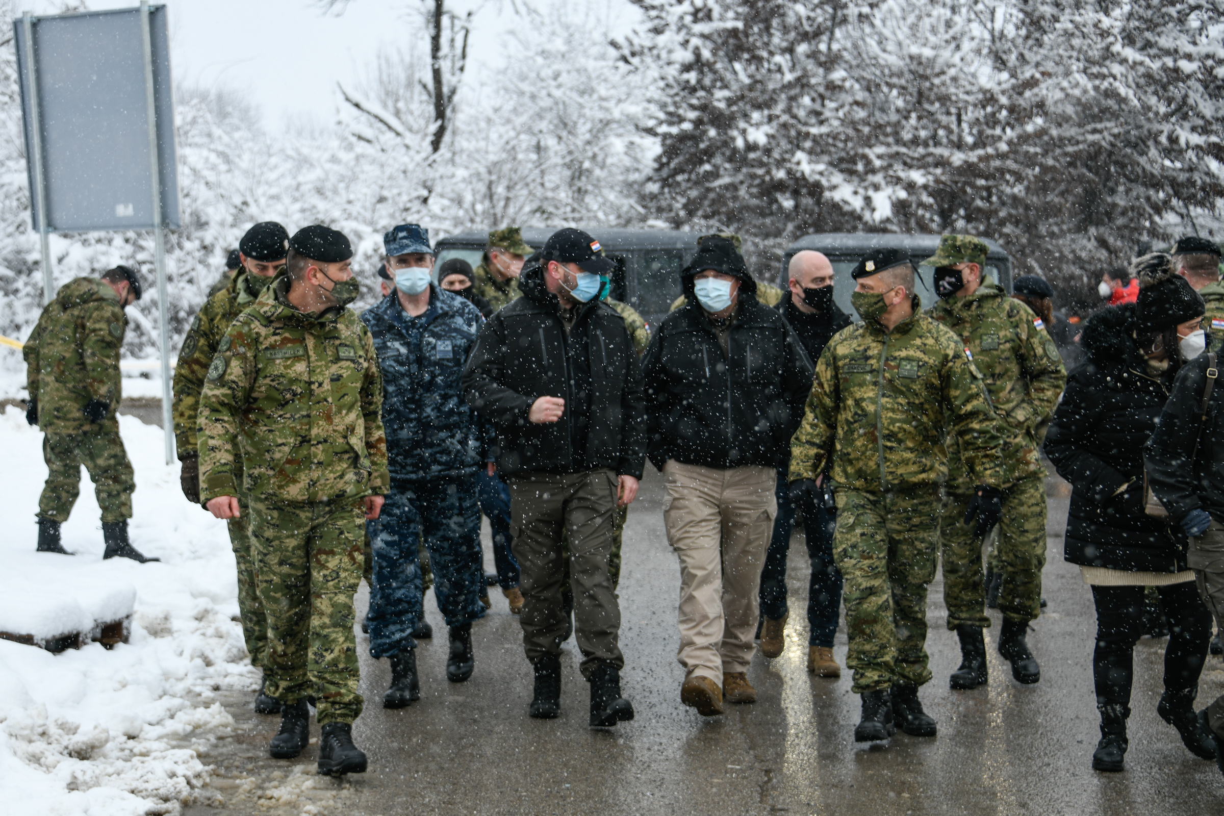 Ministar Banožić i admiral Hranj obišli pripadnike HV-a na Banovini