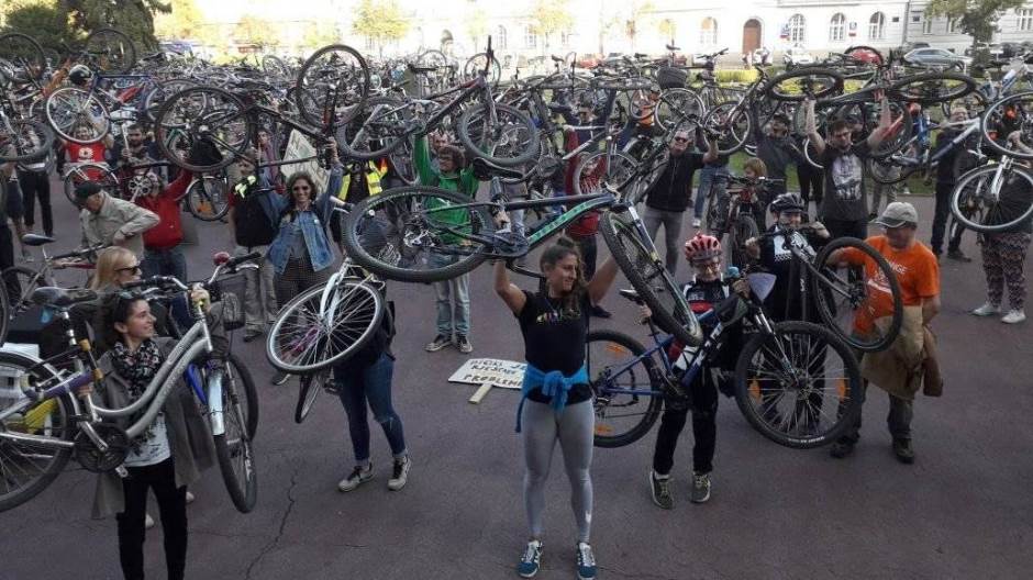 73381248_405196363484175_5221388018010554368_n