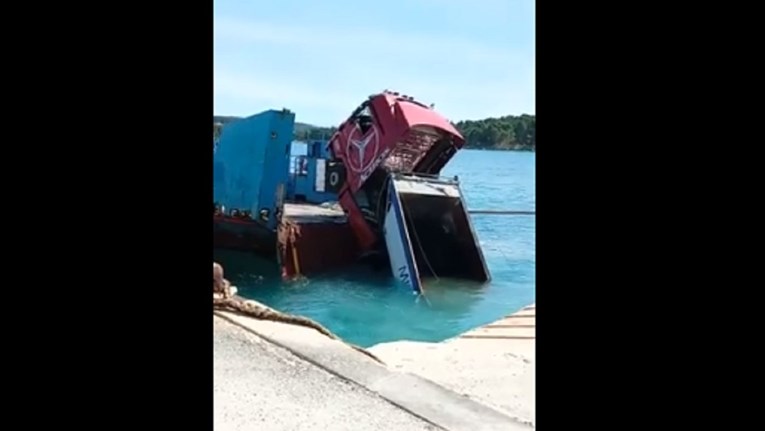 Dalmacija danas - kamion u moru