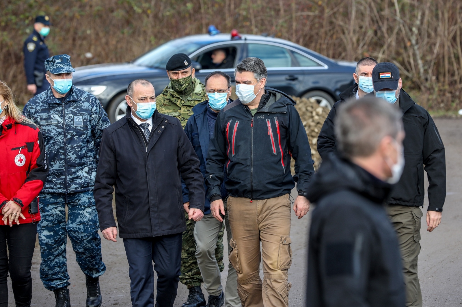 Petrinja: Obilazak hotela Pigik u kojemu vojska pomaže u podjeli humanitarne pomoći