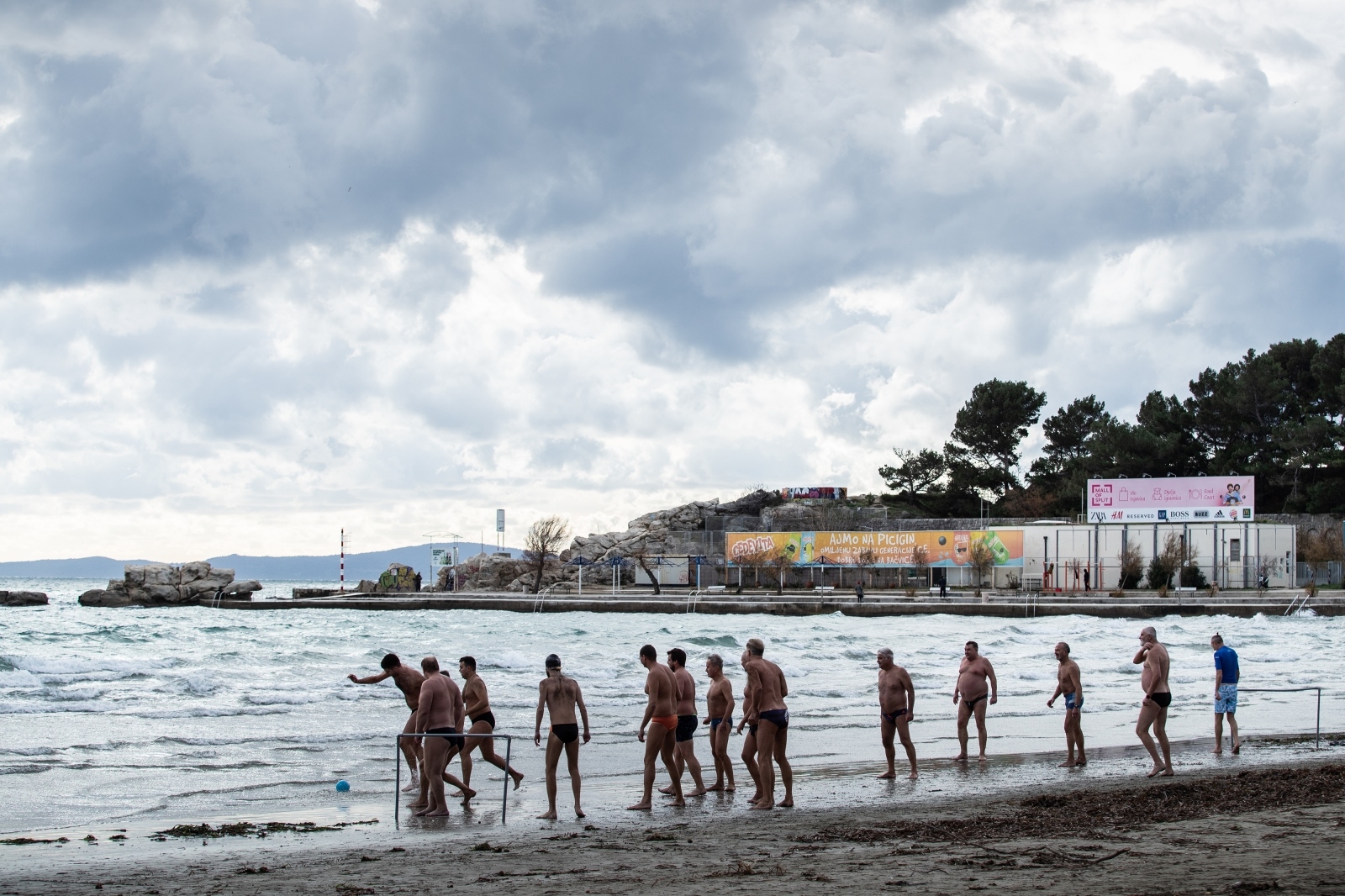 Split: Umjesto novogodišnjeg picigina na Bačvicama, građani odigrali mali nogomet