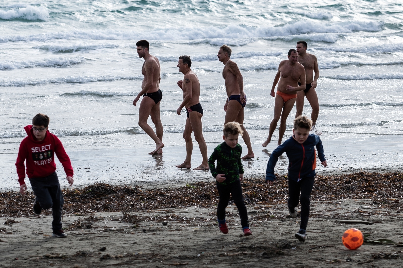 Split: Umjesto novogodišnjeg picigina na Bačvicama, građani odigrali mali nogomet