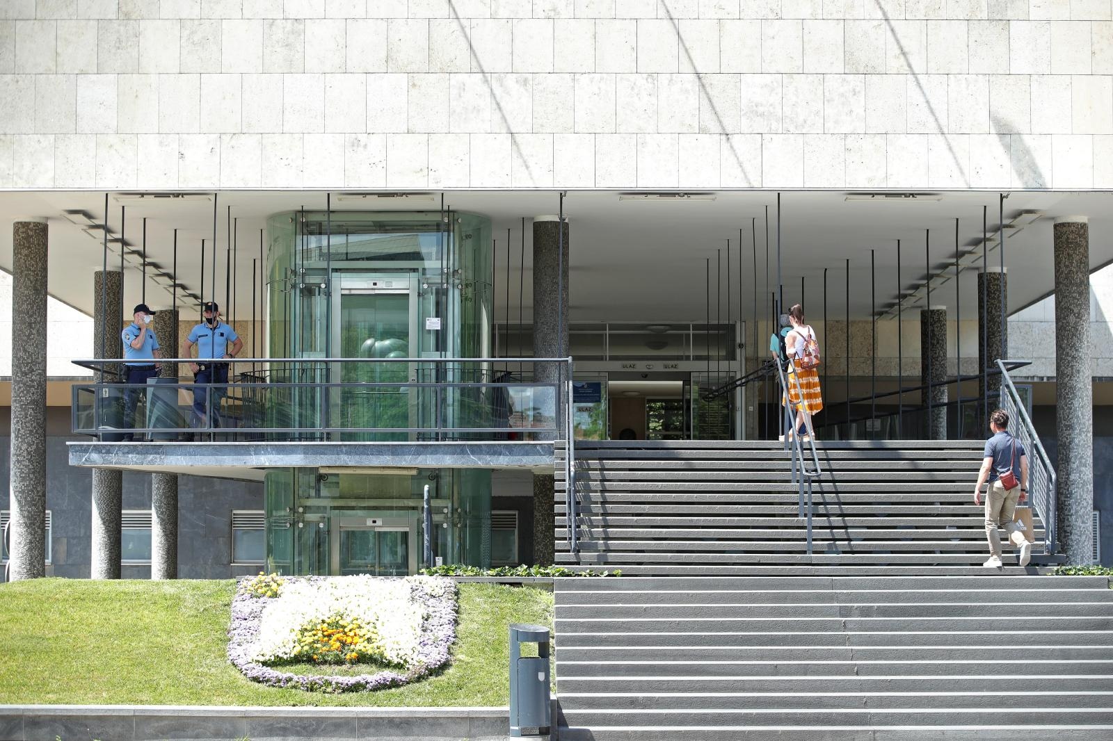 Zagreb: Ispred Gradskog poglavarstva nalazi se nekoliko policijskih vozila