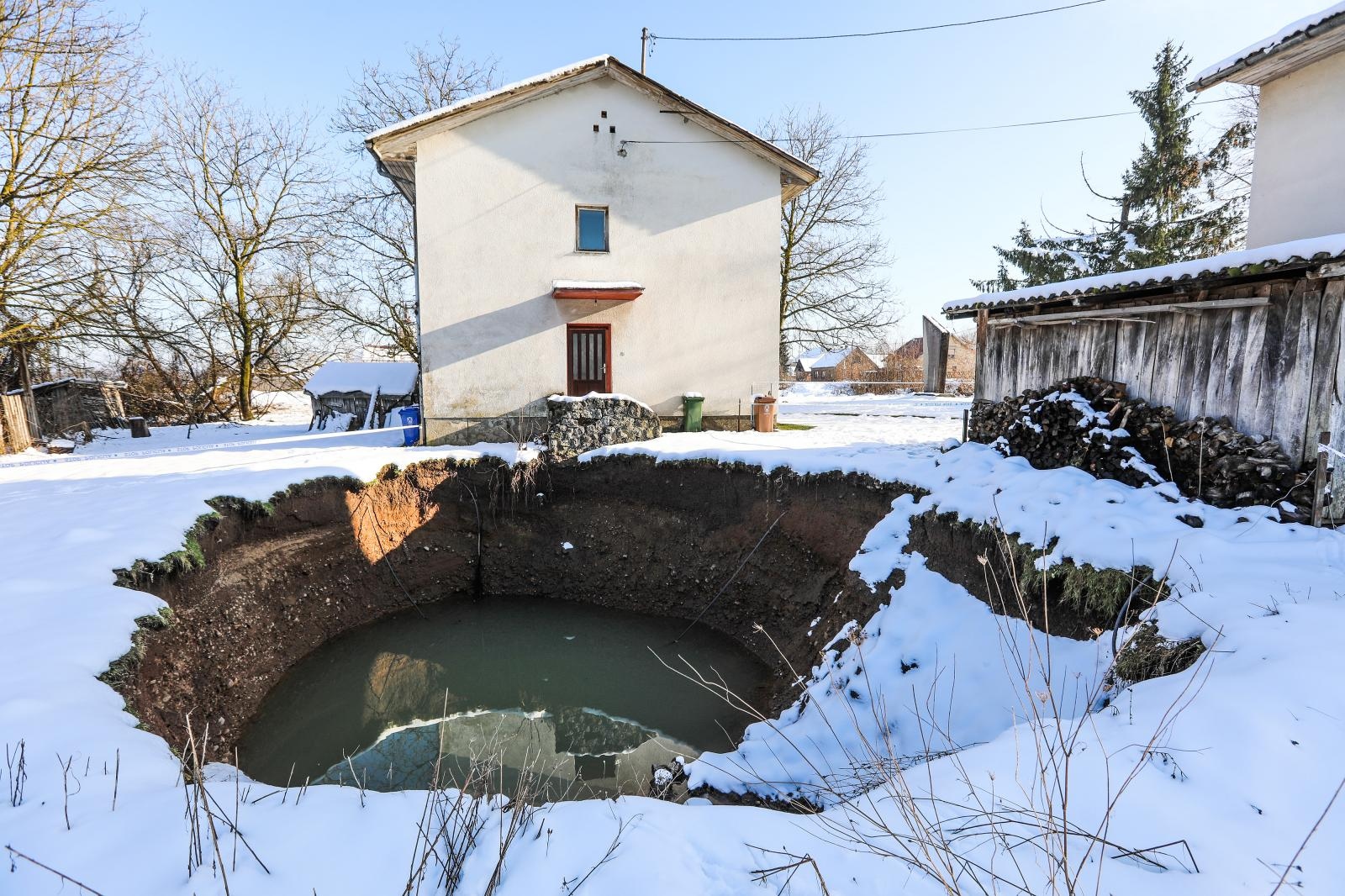 Mečenčani, rupe, rupa, Rupe u Mečenčanima iz dana u dan sve su veće, pojavljuju se i nove