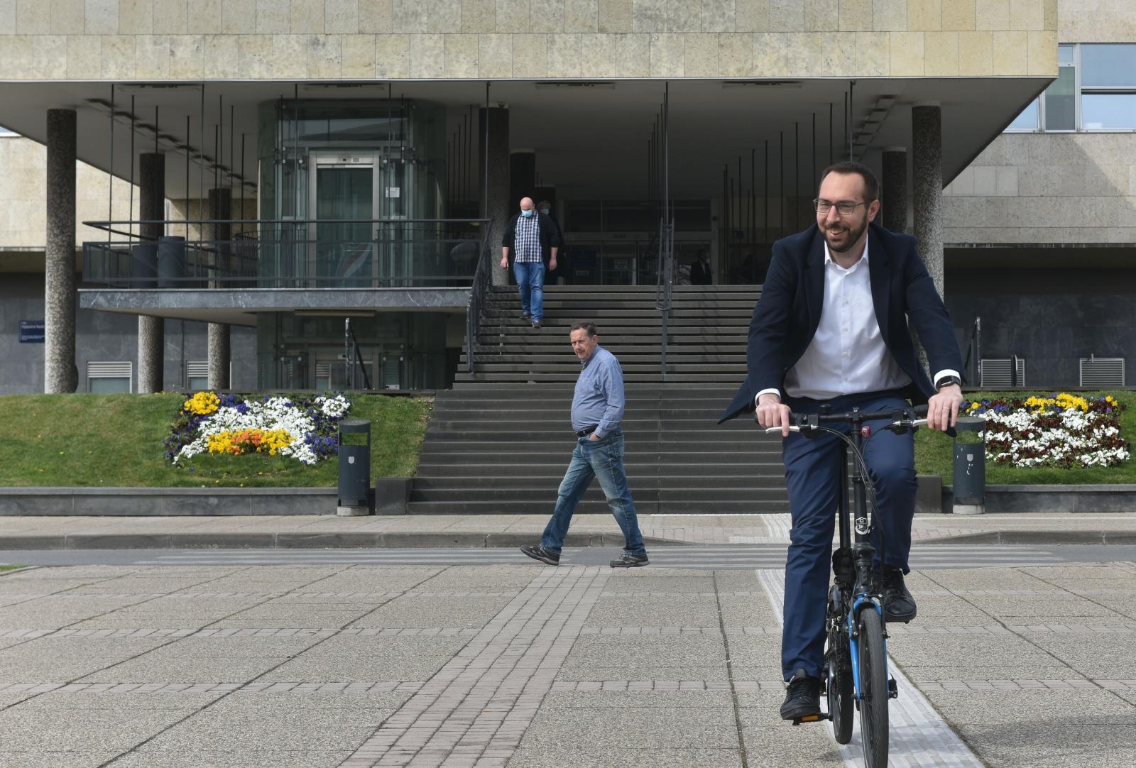 Tomislav Tomašević dovezao se biciklom na konferenciju ispred Gradskog poglavarstva