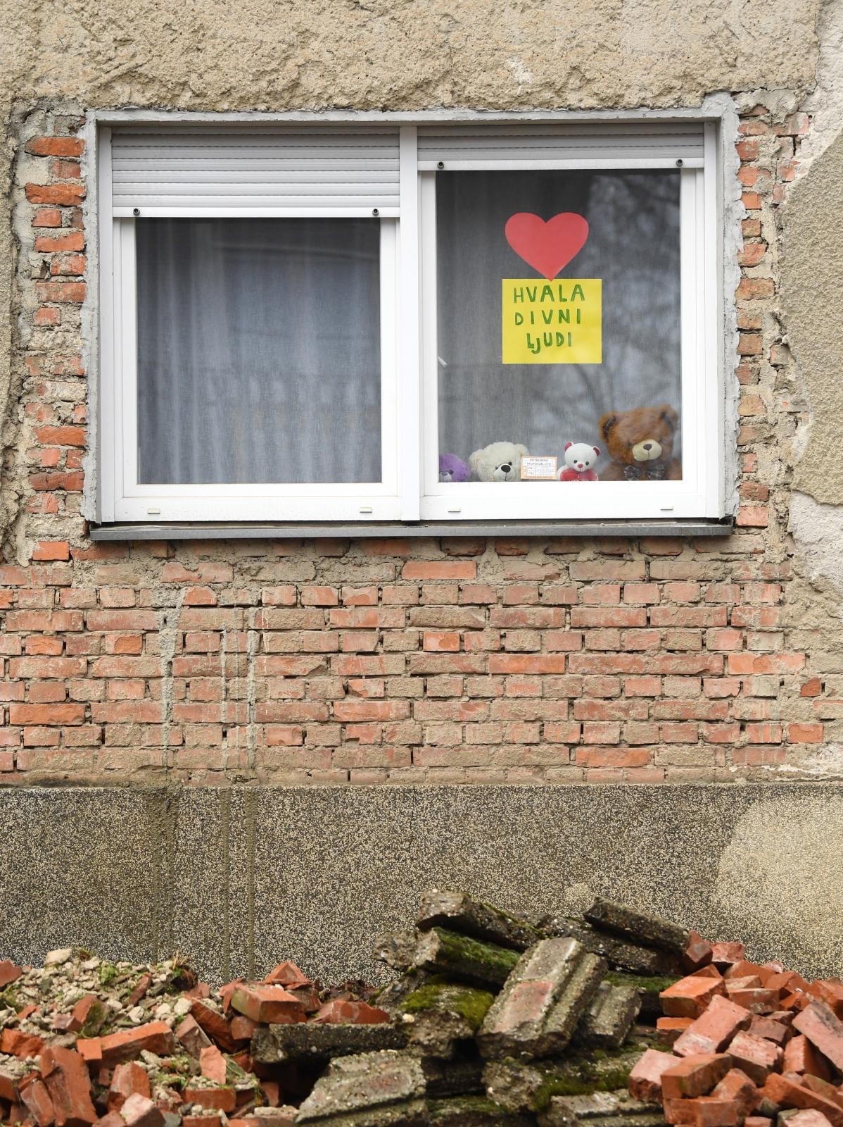 Petrinja: Poruka zahvale na prozoru obiteljske kuće