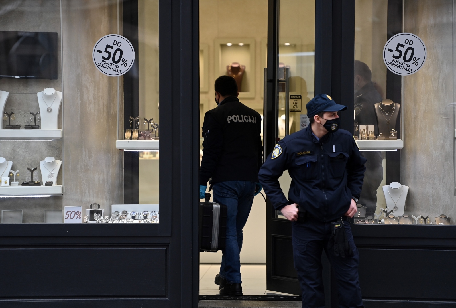 pljačka, zlatarna, policija, očevid Zagreb: Tijekom prosvjeda poduzetnika opljačkana zlatarna u Ilici