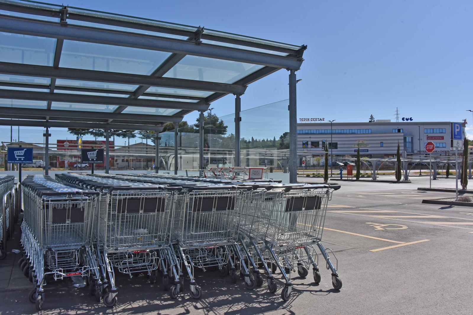 trgovina, neradna nedjelja, dućan, prazan dućan, kolica,