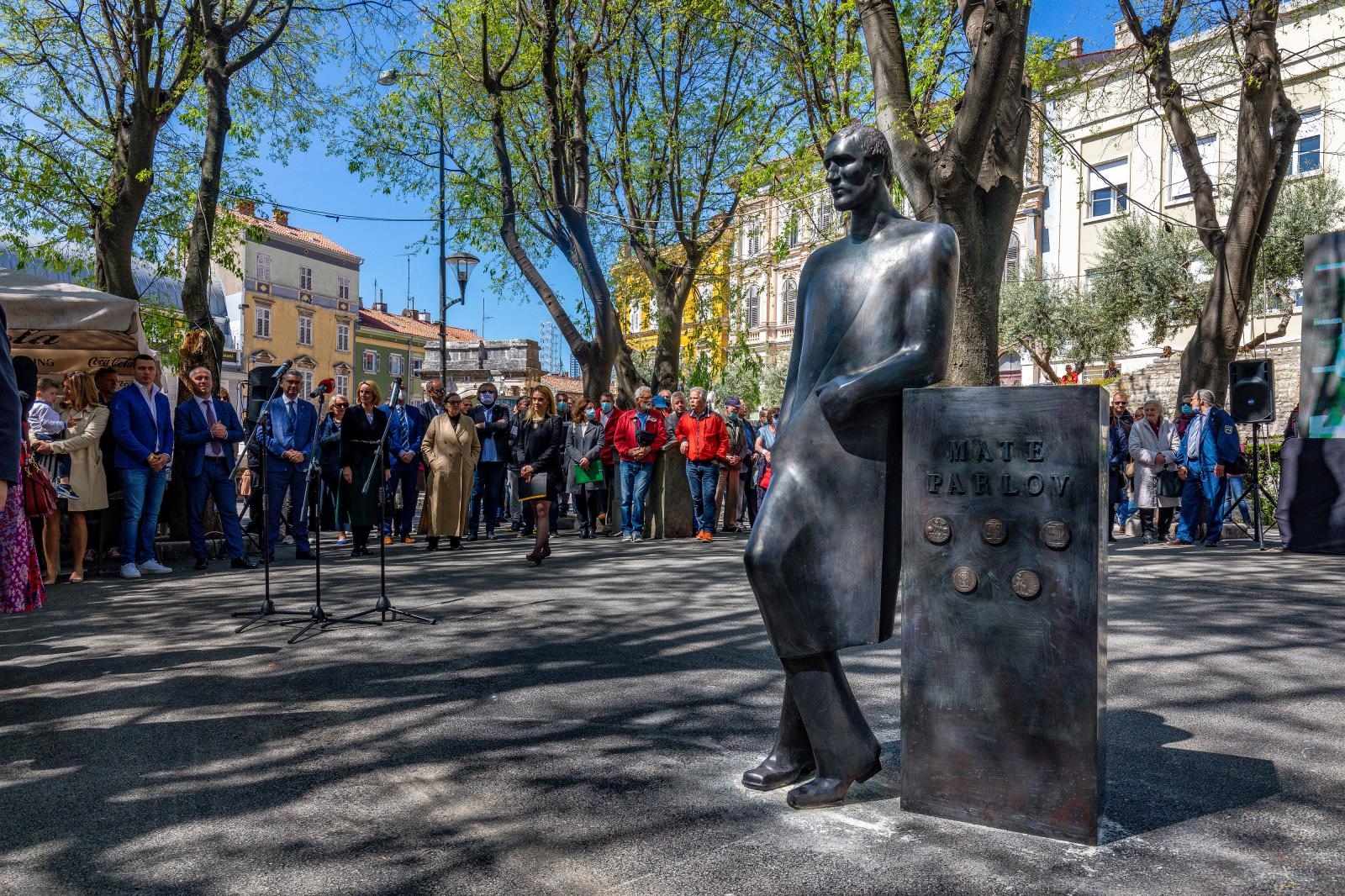 Mate Parlov spomenik