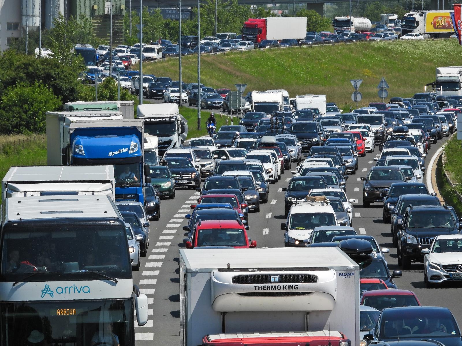 Kolona, Lučko, automobili