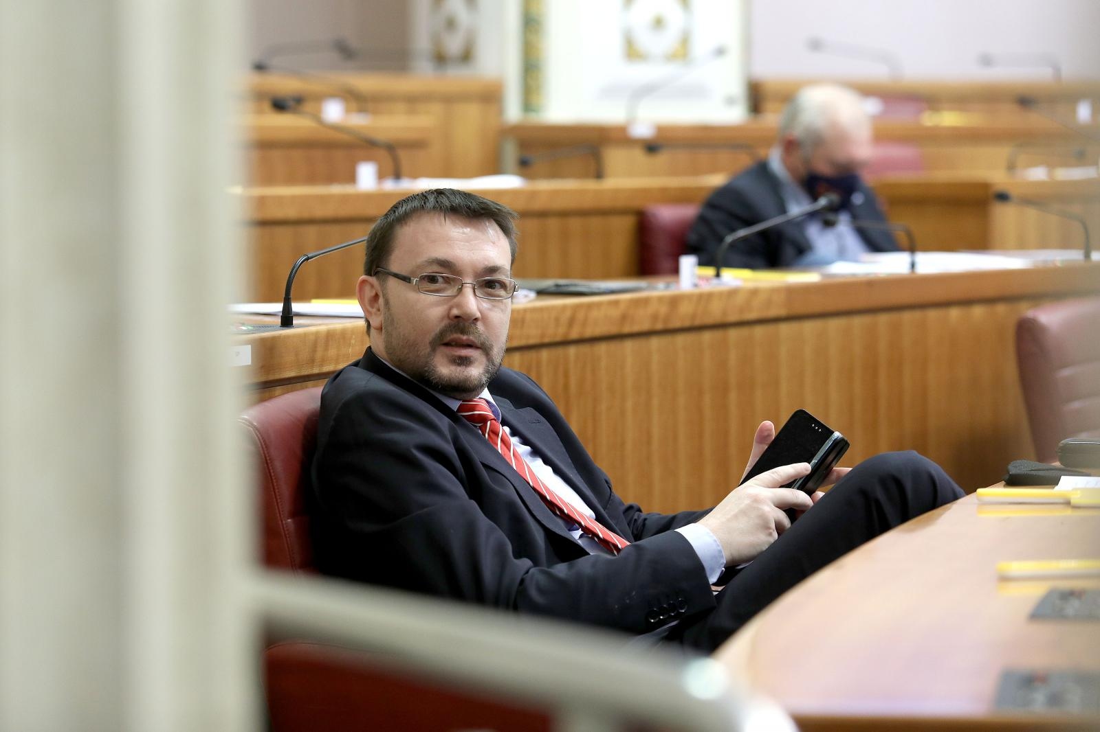 Arsen Bauk prosvjeduje ne noseći zaštitnu masku na sjednici Sabora