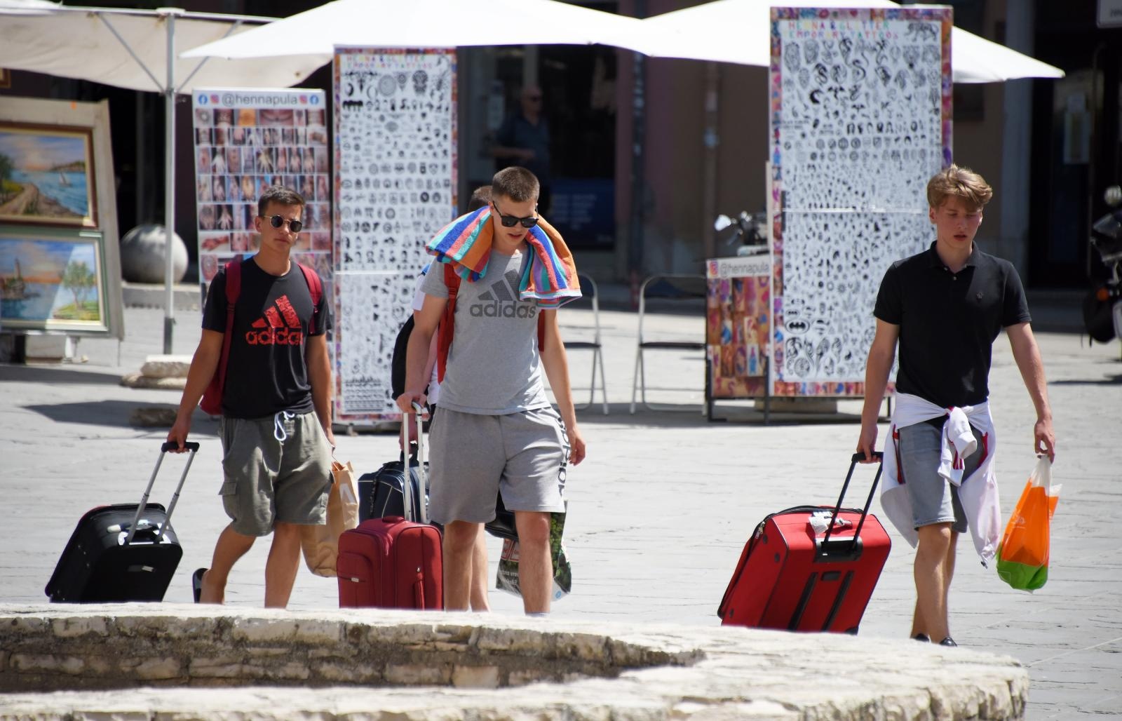 Pula: Turisti u obilasku gradskih znamenitosti