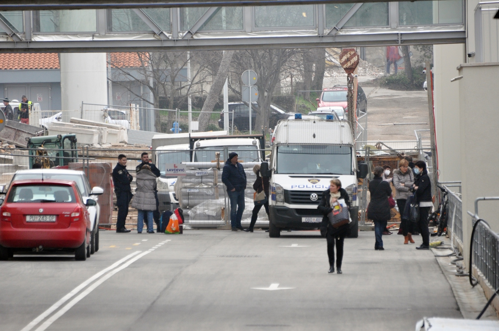 opća bolnica pula, ob pula, policija Pula: Policijsko vozilo ispred Opće bolnice