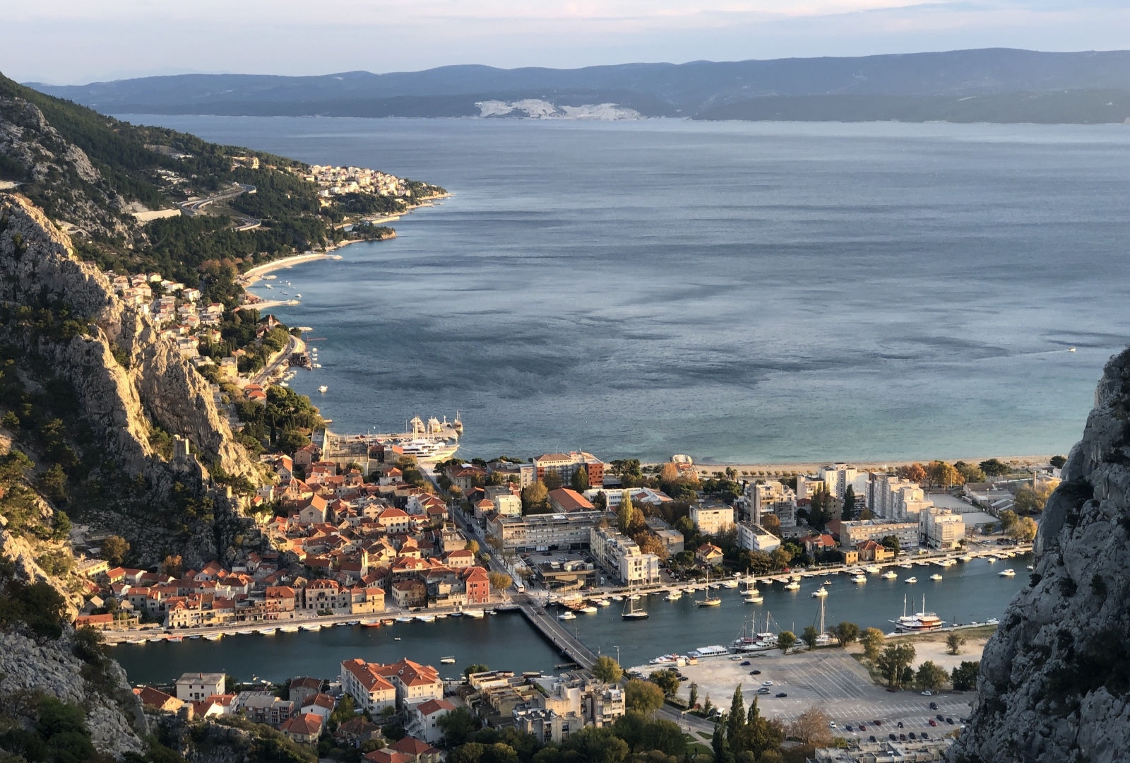 Panorama grada Omiša s mostom preko rijeke Cetine