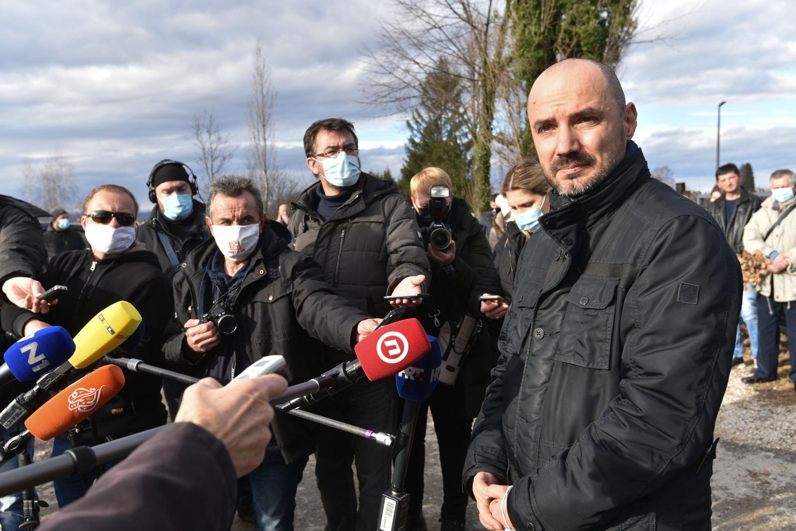 boris milošević, Petrinja: Kod potresom oštećene crkve sv. Nikole na pravoslavnom groblju obilježen Badnji dan