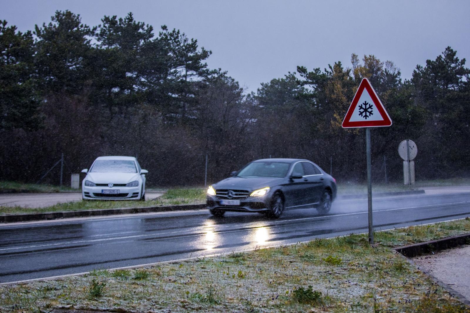 Brnaze: Snijeg pada u okolici Sinja