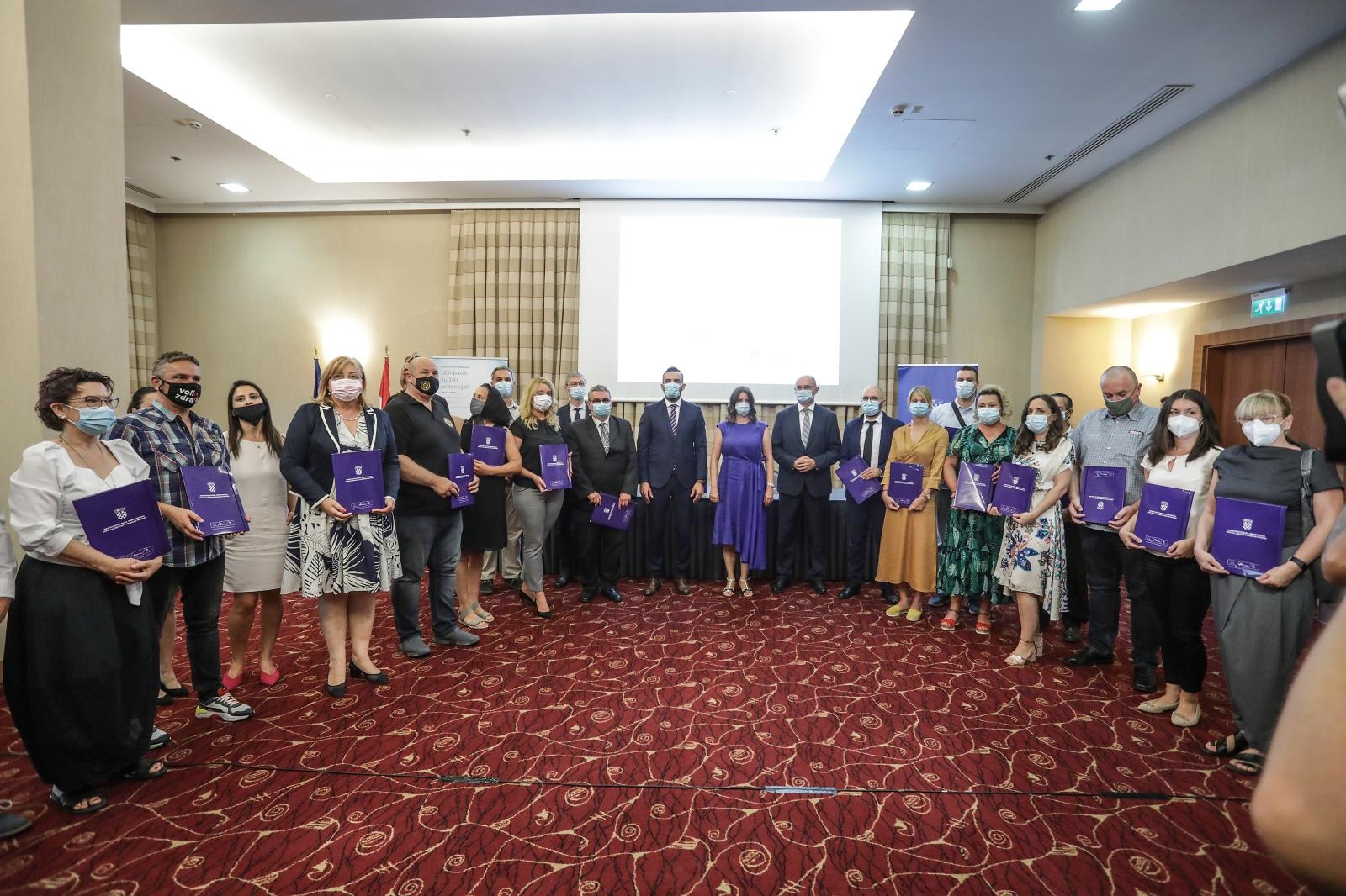 Zagreb: Aldrović uručio 31 ugovor ukupne vrijednosti 50 milijuna kuna