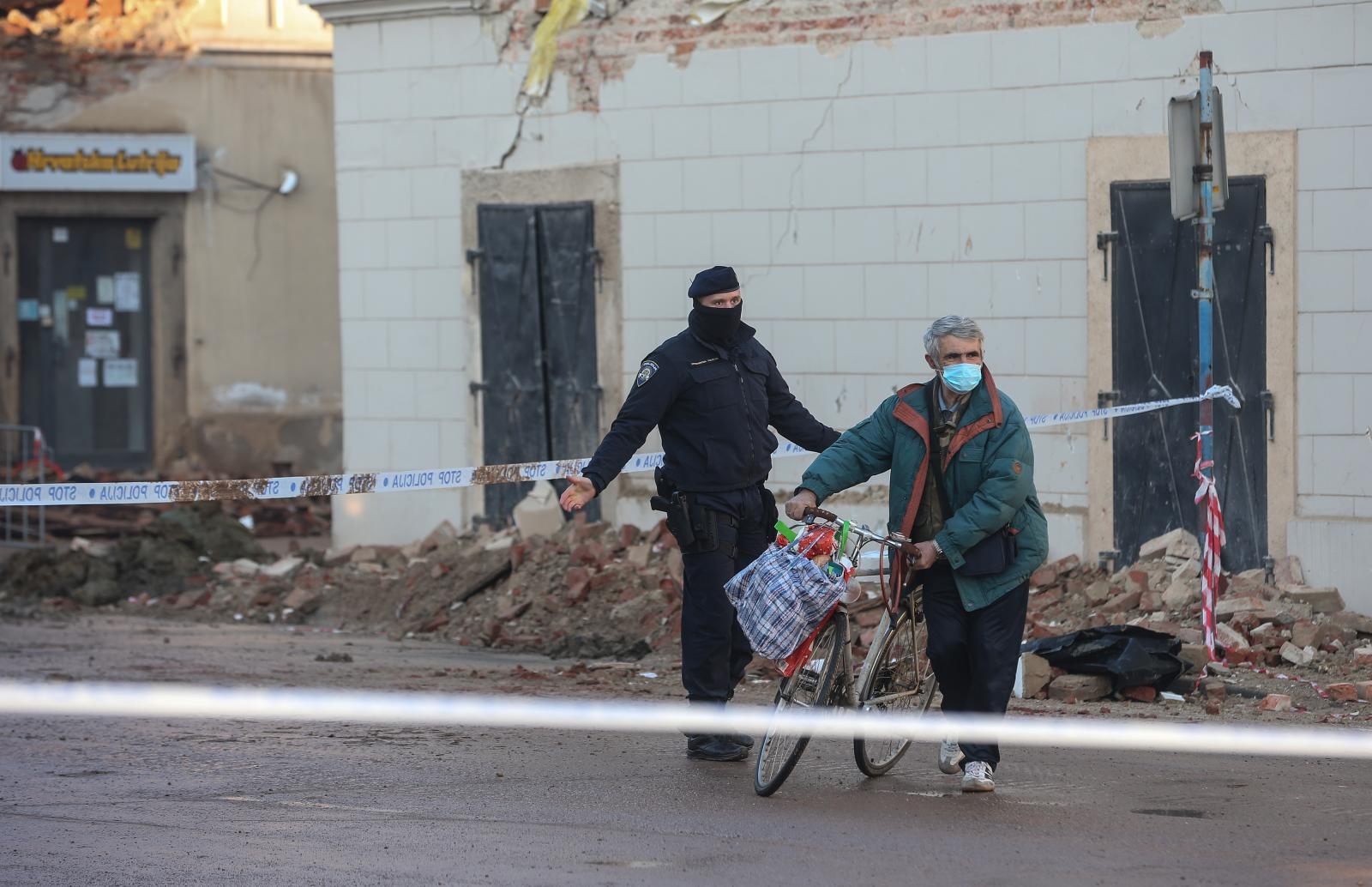 Centar Petrinje zatvoren zb og opasnosti od novih urušavanja