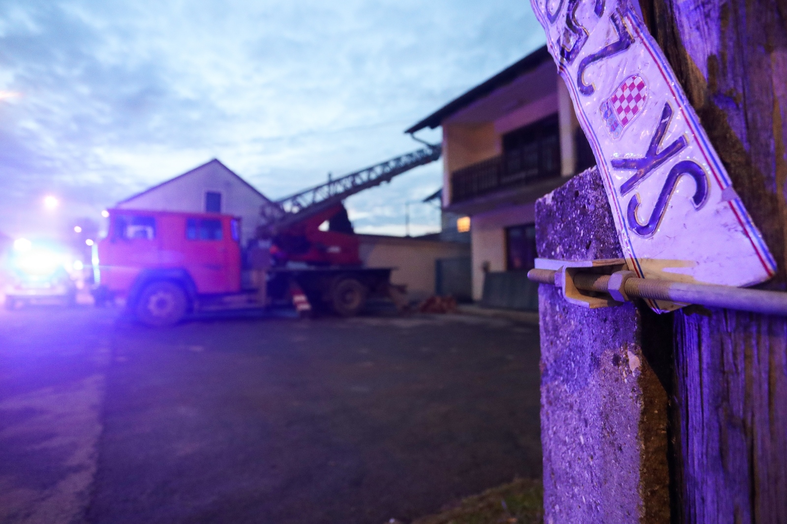 Vatrogasci i po mraku saniraju krovove i dimnjake u Petrinji