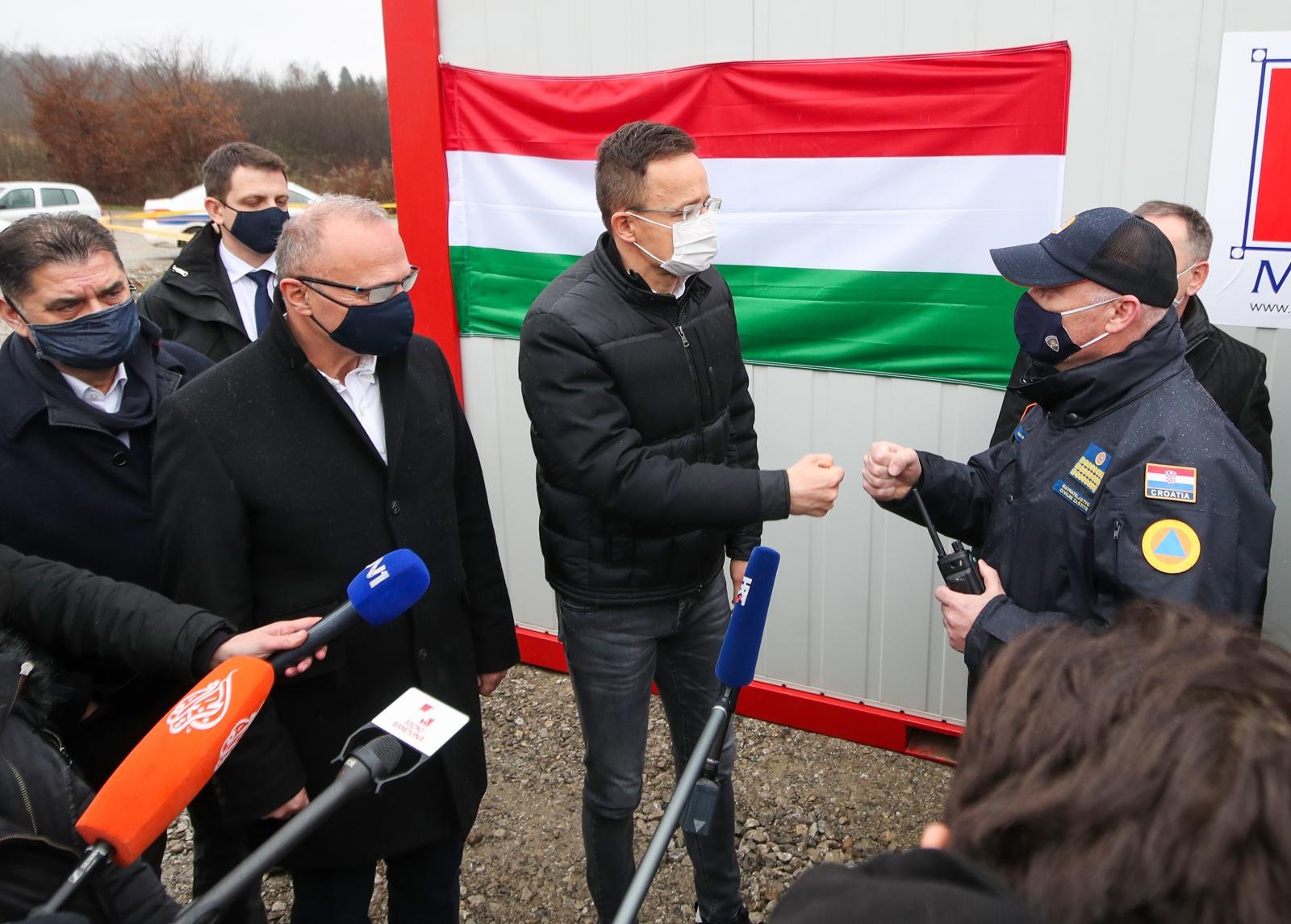 Uručena prva dva kontejnera madjarske donacije potresom pogođenim područjima