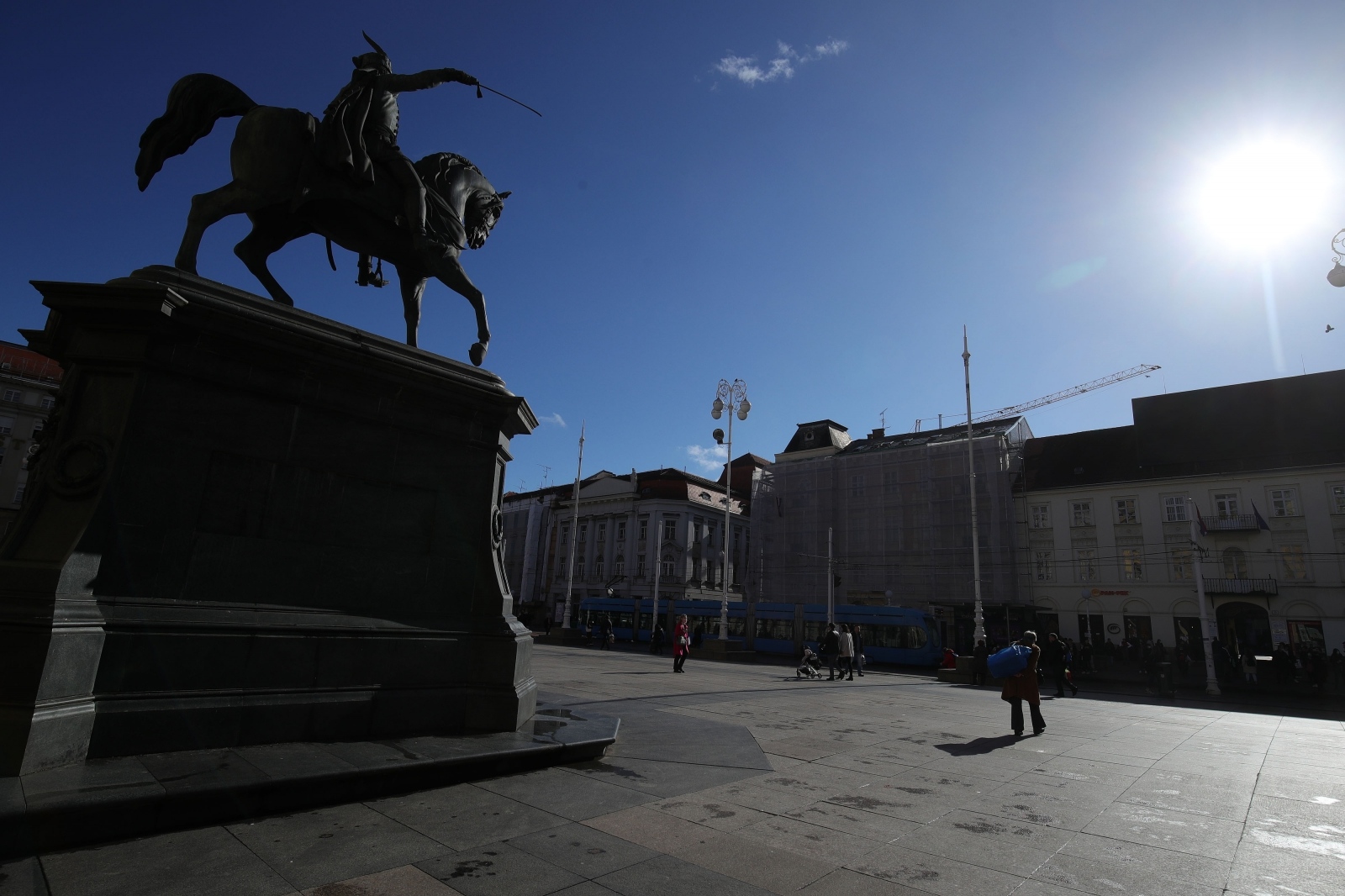 Zagreb: Sunčani trenutak na glavnom gradskom trgu