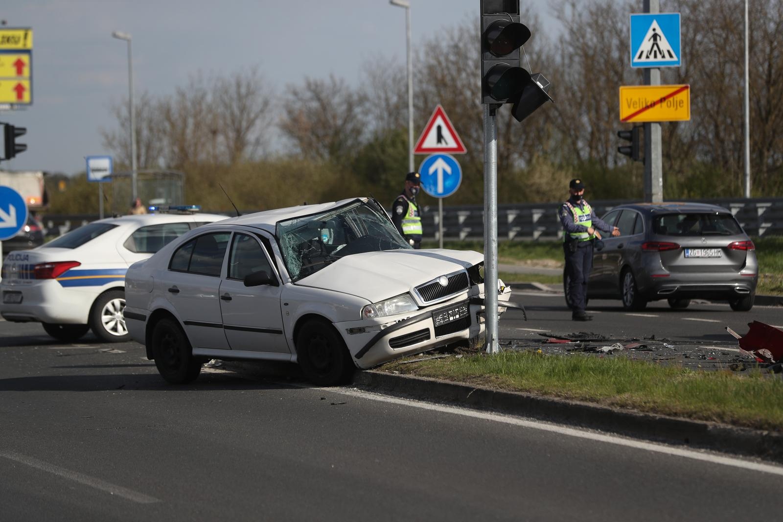 Zagreb: Sudar dva automobila na Velikogoričkoj cesti.