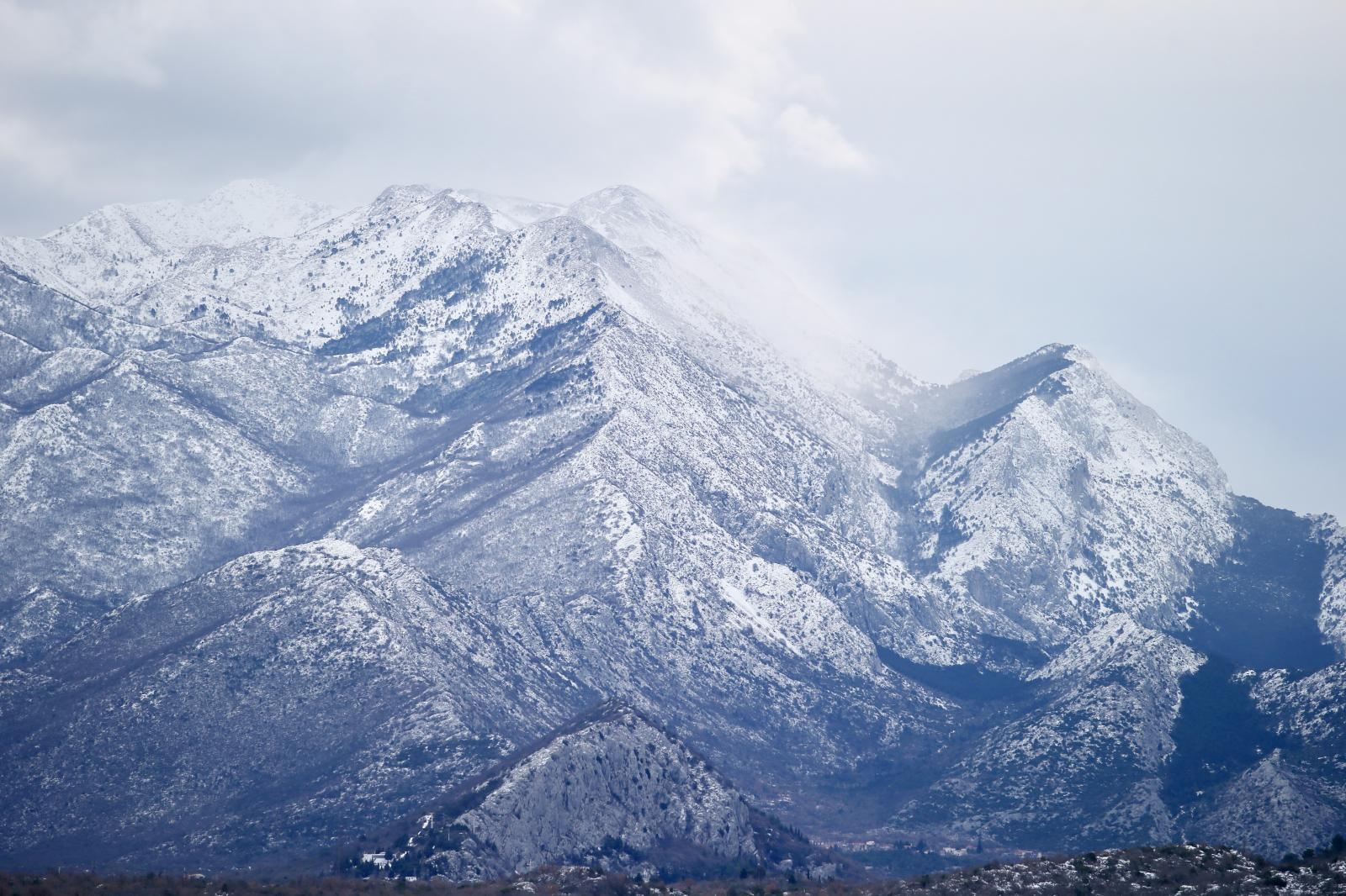 biokovo, snijeg, zima, Blato na Cetini: Pogled na zapadne padine Biokova prekrivene snijegom