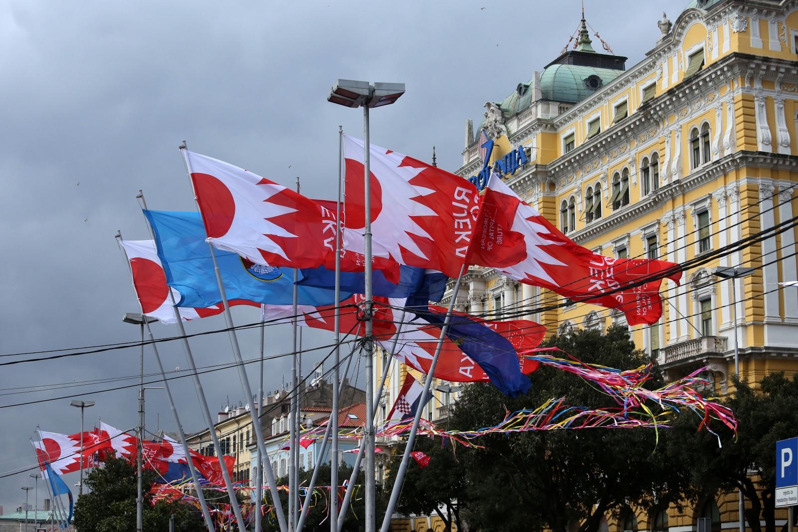 epk, RIjeka: Zastave na jakom vjetru u središtu grada