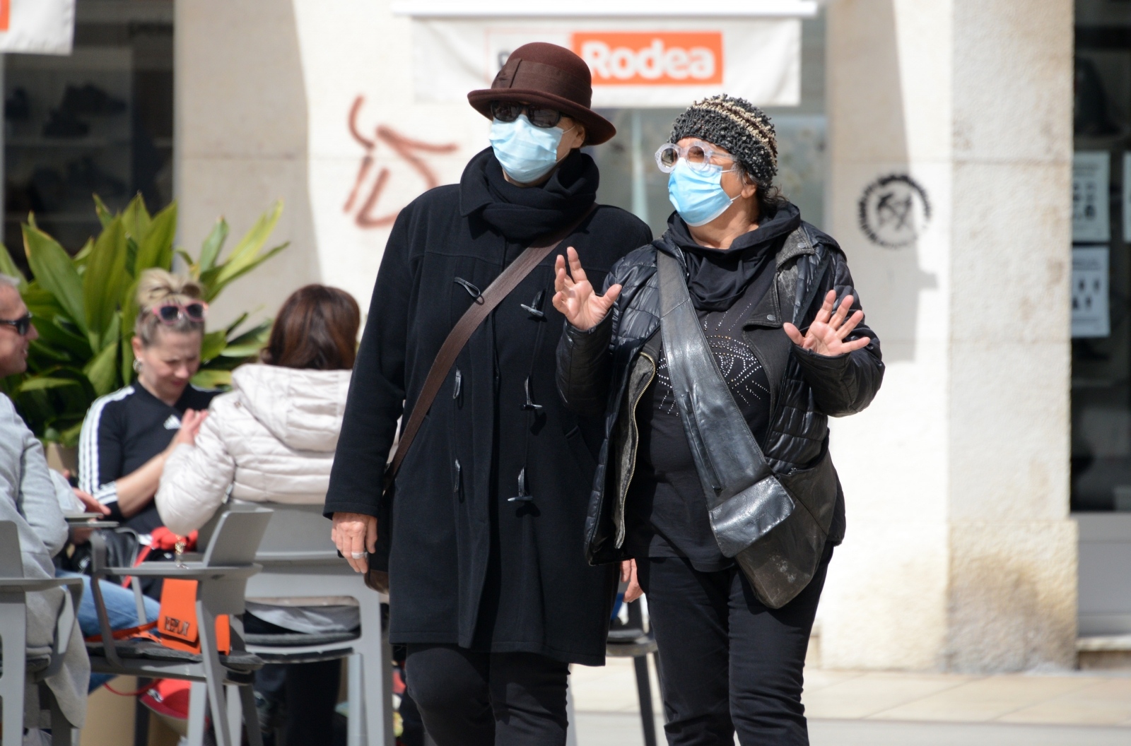 Pula: Građani iskoristili sunčan dan za boravak na otvorenome i na terasama kafića