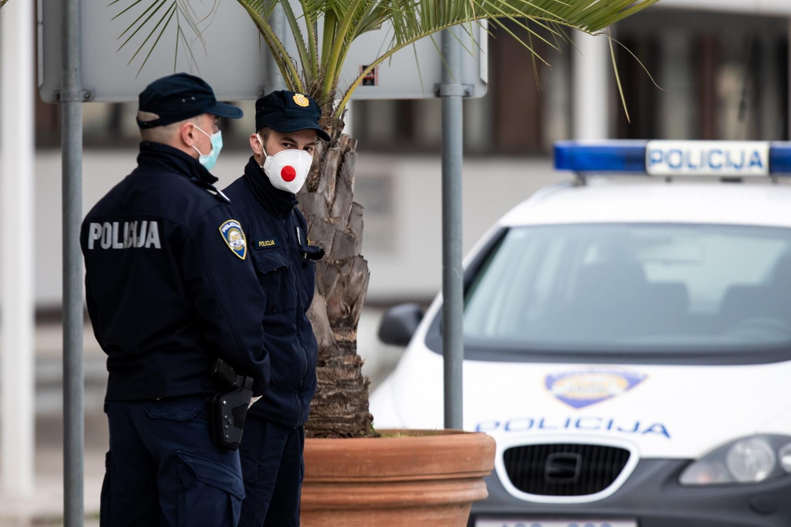 policija, policajci, policijski auto, policija split