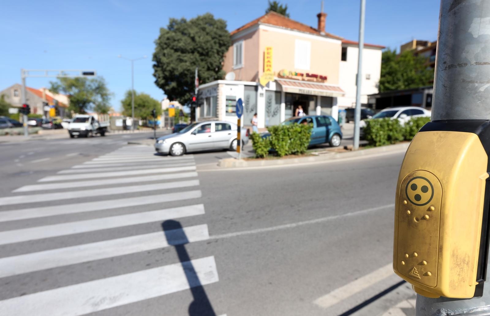 pješaci, semafor, zebra