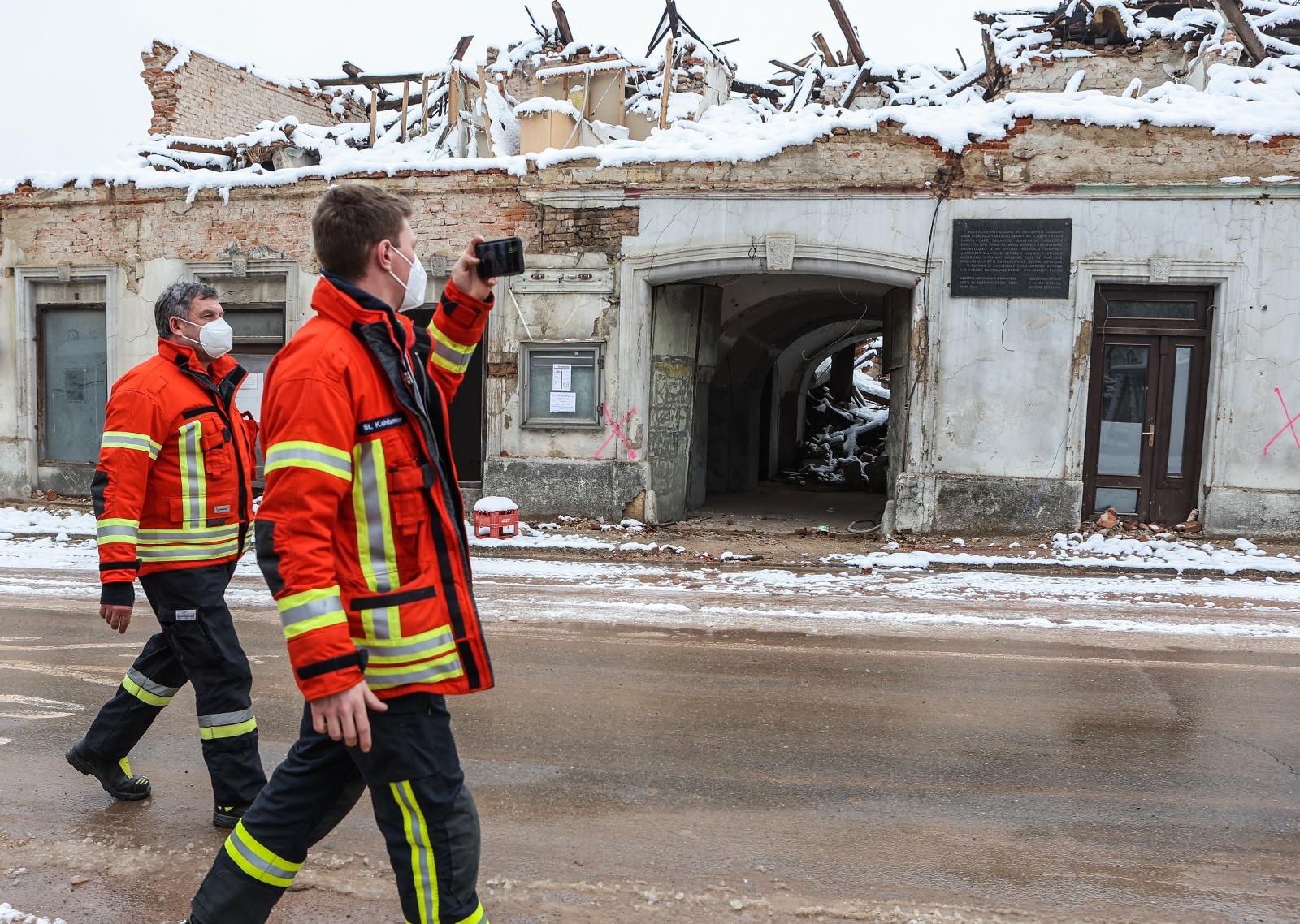 vatrogasci, petrinja, ruševine, potres